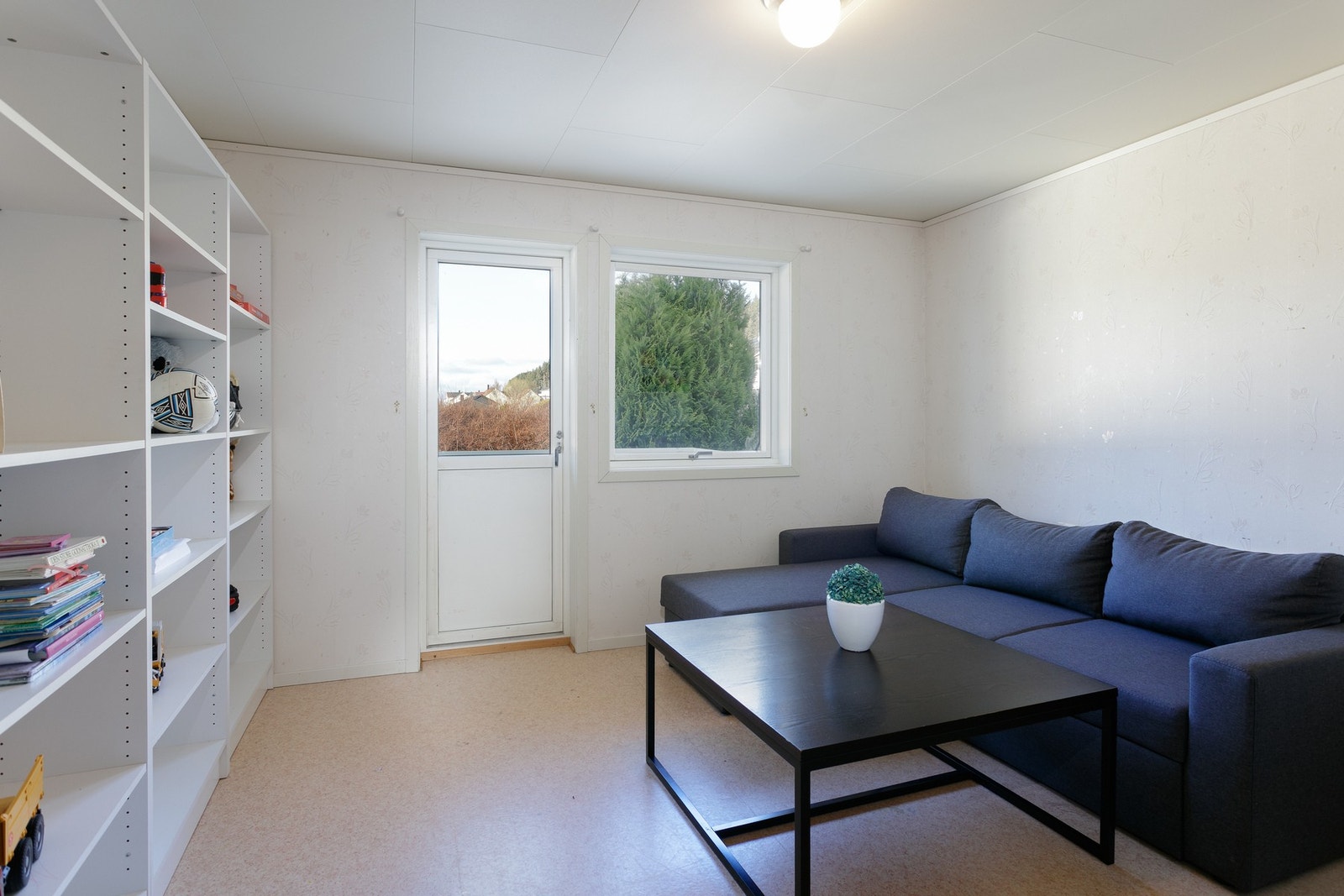 I denne boligen kan storfamilien bo, her er det plass til alle. Legg merke til utgang til vestvendt veranda. Galleribilde