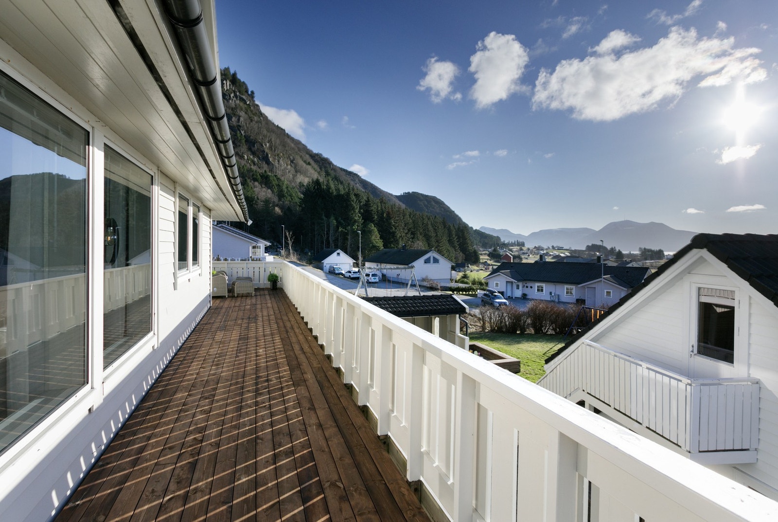 Langsgående terrasse mot syd. Legg også merke til trapp og inngang til loftstua over garasjen. Galleribilde