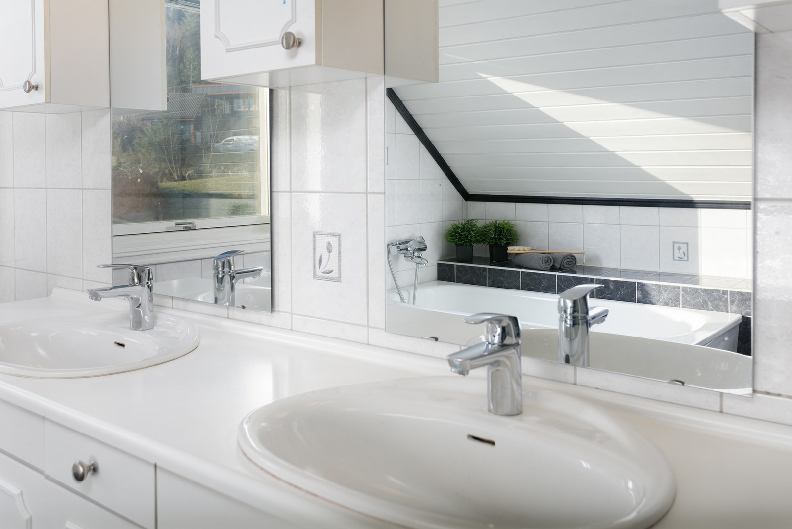 Badet i loftsetasjen har dobbel servantinnredning, dusjnisje og badekar. Badet fra byggeår og med nyere blandebatteri på servanter, badekar og i dusj. Galleribilde
