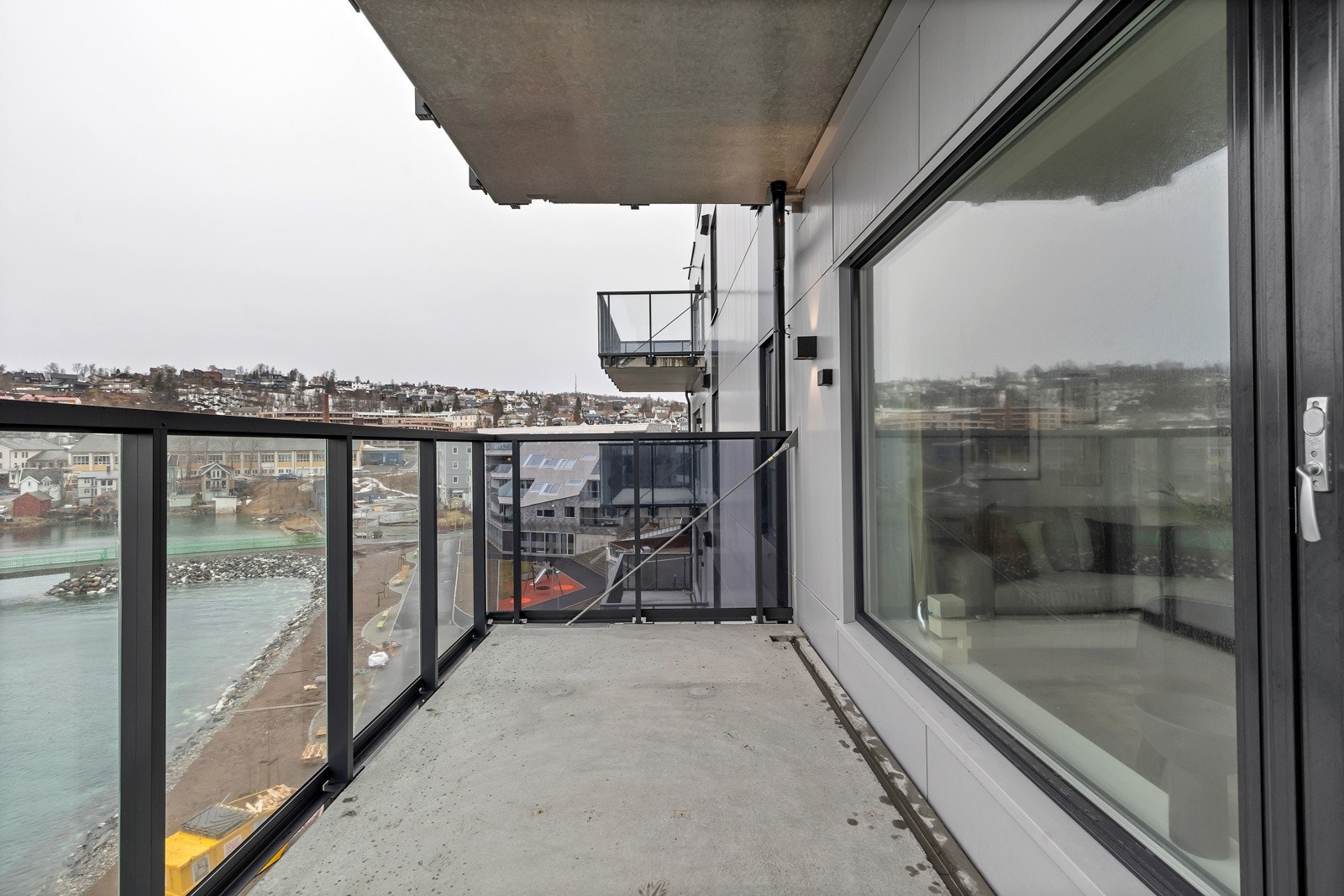 Det er god avstand mellom verandaene i bygget Galleribilde