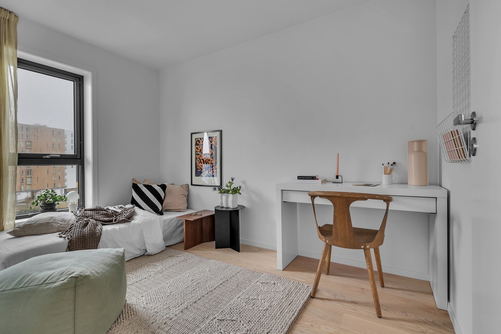 Fint og praktisk soverom med plass til dobbeltseng Galleribilde