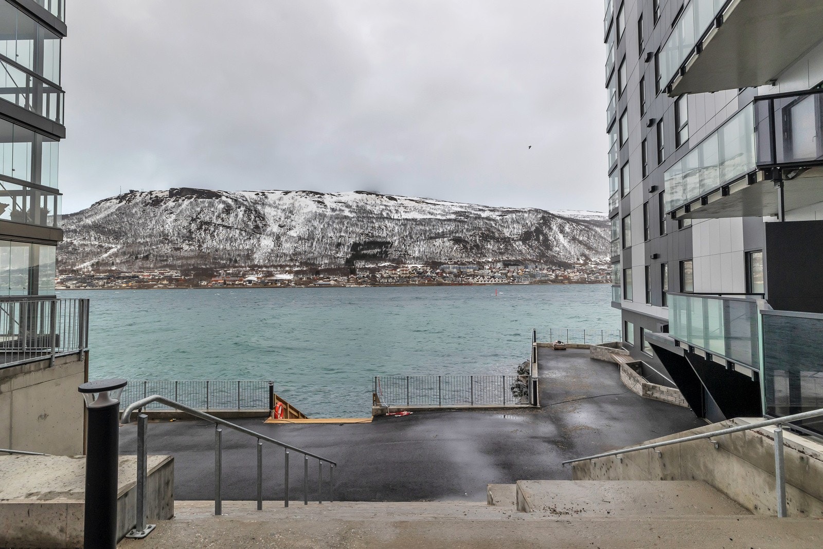 Fellesområdene er pent opparbeidet. Mellom byggende finner du sjøbad, og inne i A-blokken er det badstue, treningsrom, garderobe og flott fellesrom. Alt med adkomst fra bakkenivå Galleribilde