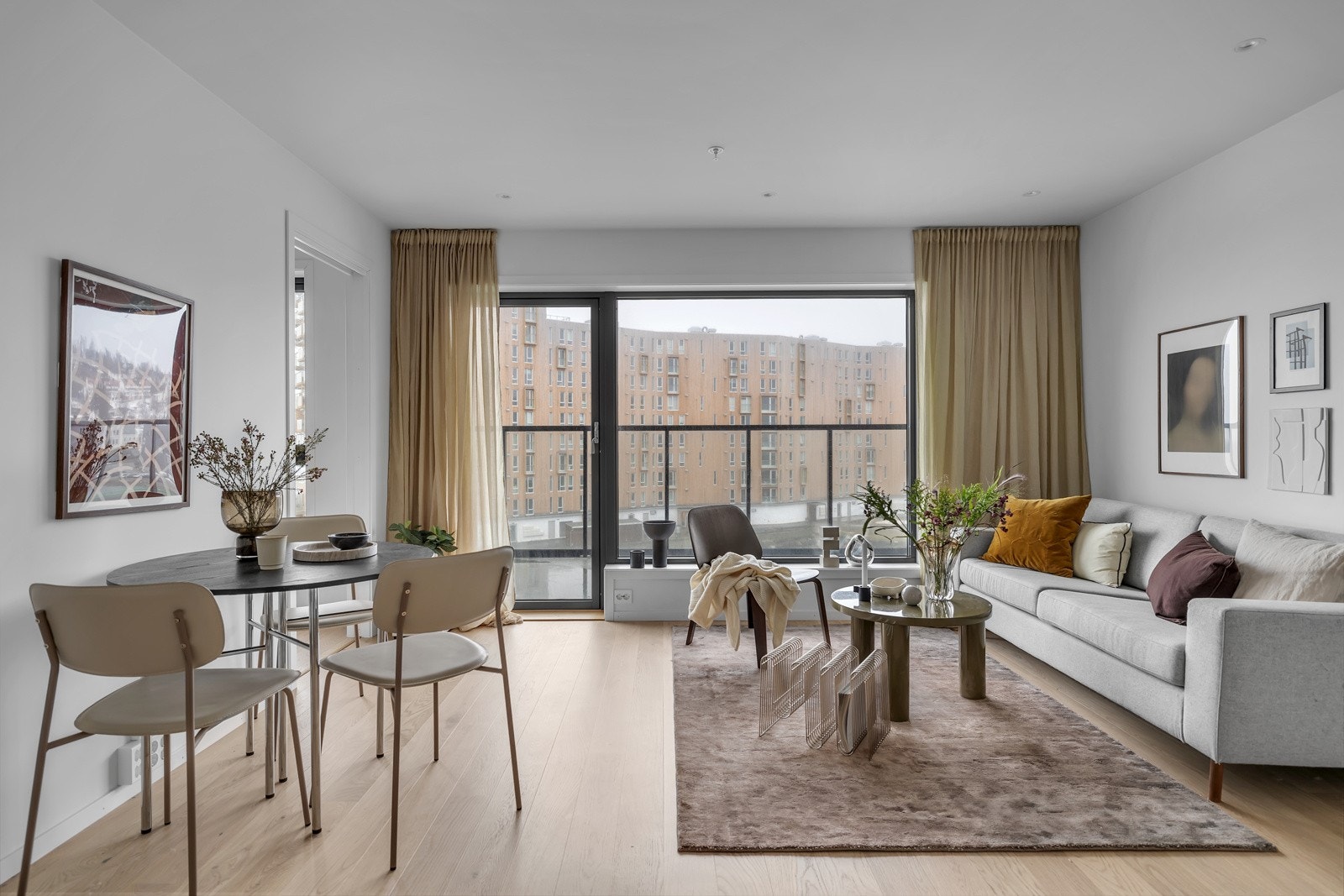 Stuen er åpen og fin med store vindusflater mot sør Galleribilde