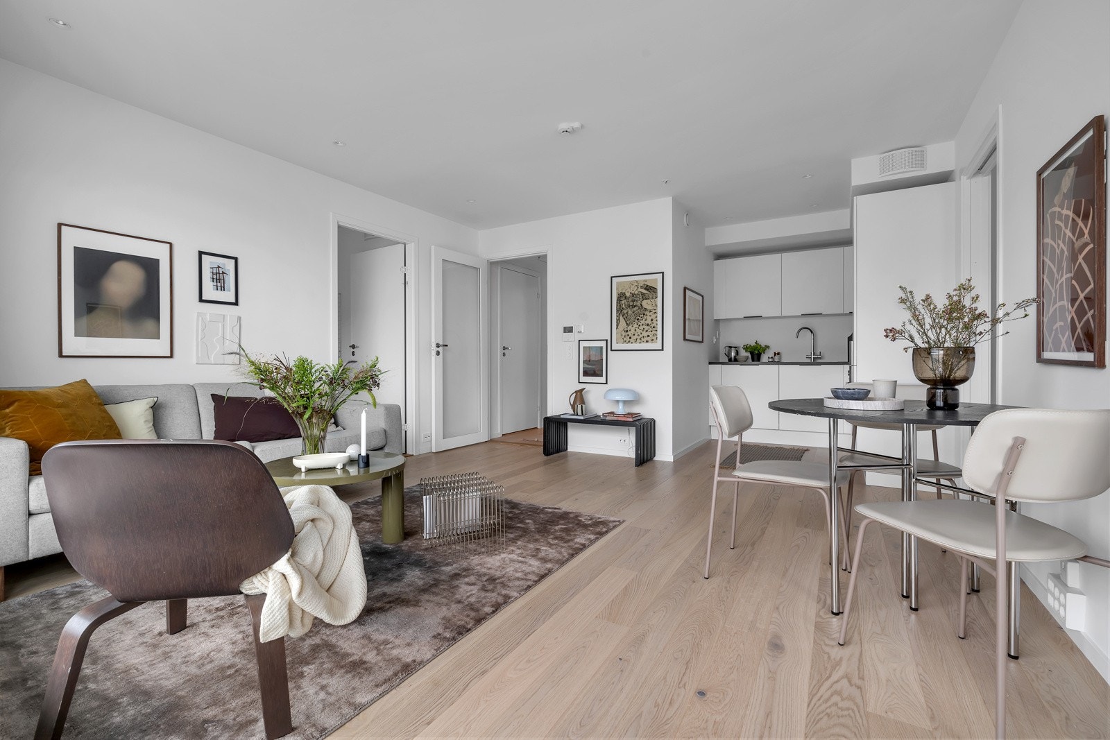 Stue og kjøkken er i delvis åpen løsning Galleribilde