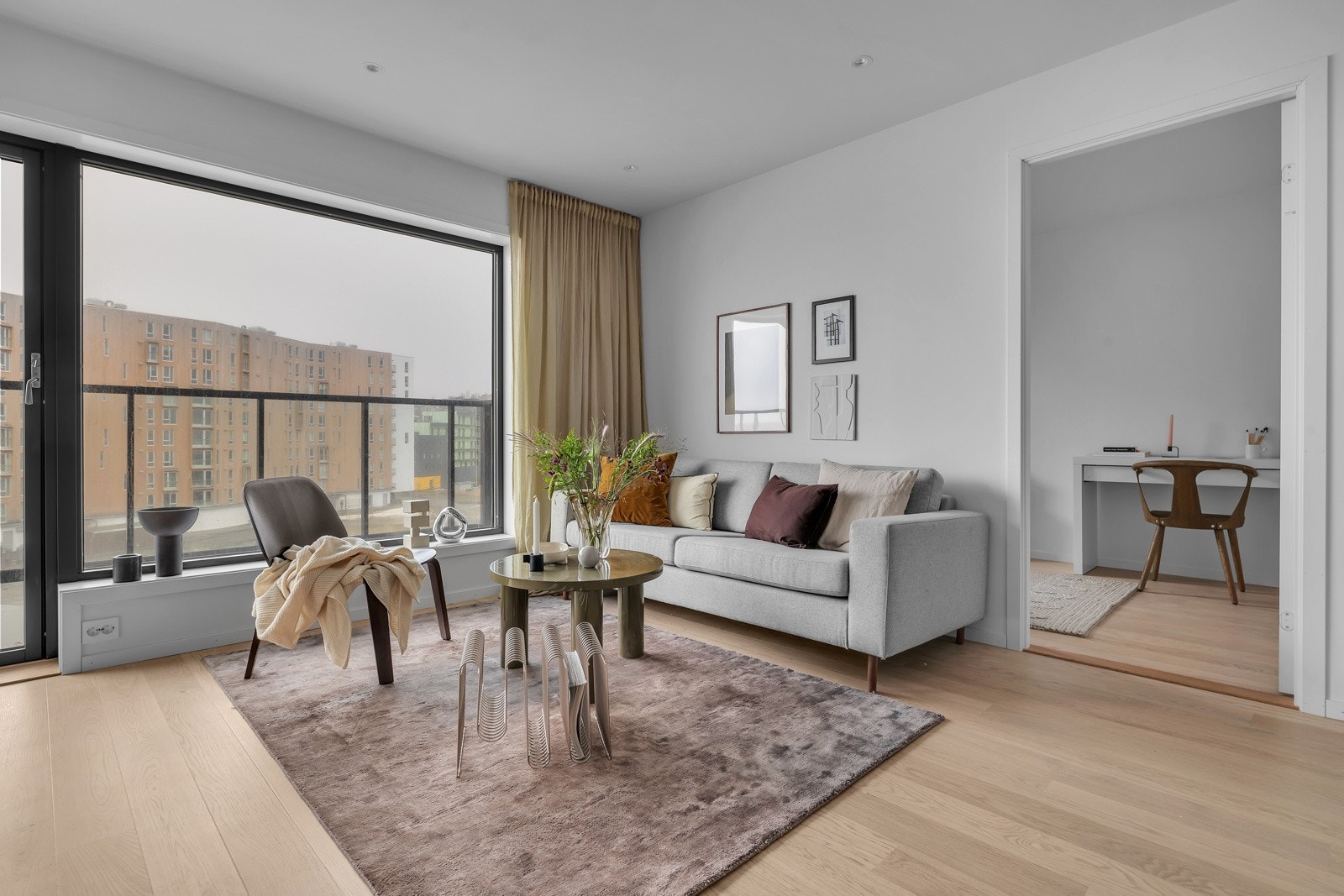 Fra stua nyter du fin utsikt og svært gode solforhold Galleribilde