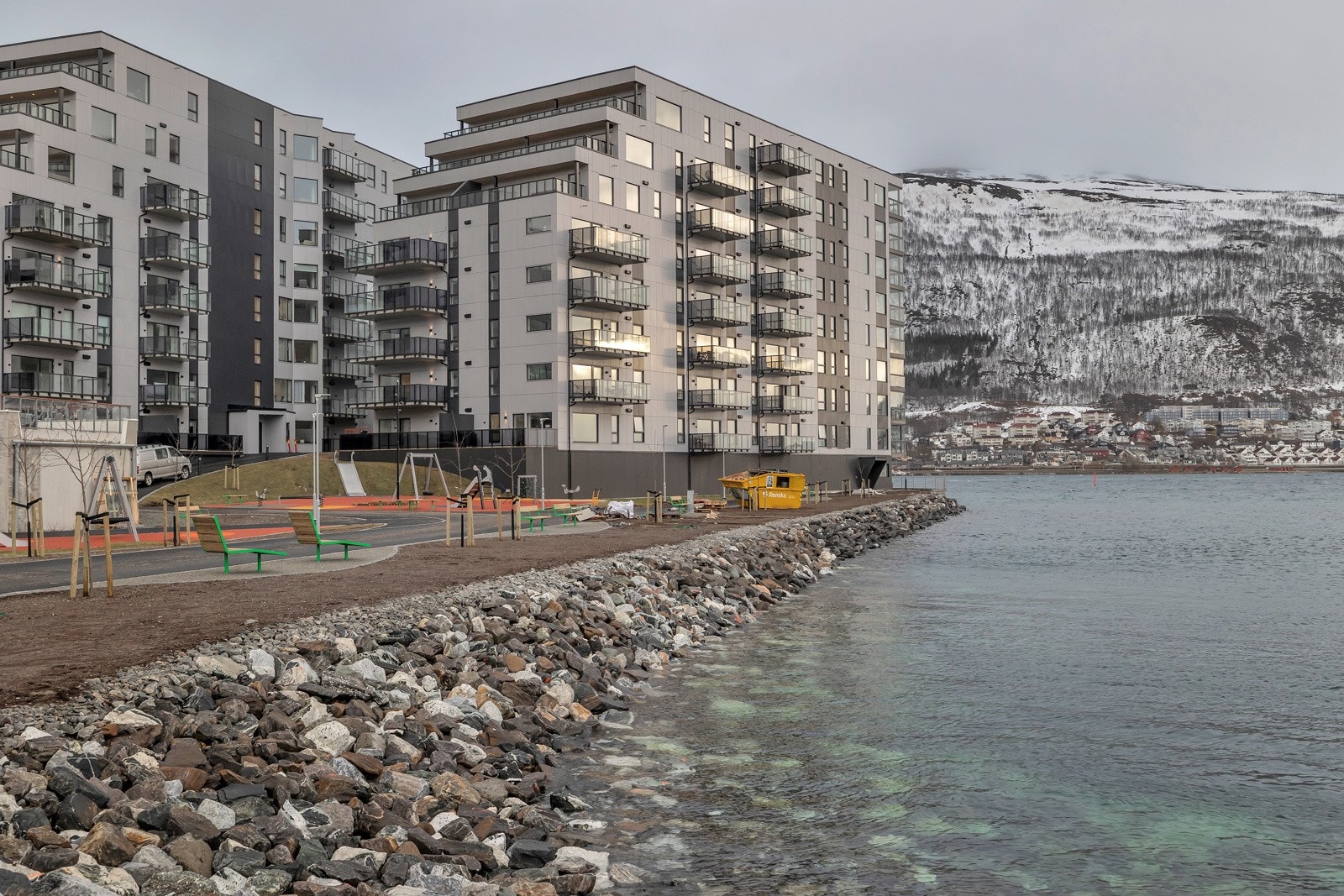 Nyholmen er Tromsøs nyeste boligprosjekt og har svært god beliggenhet ytterst på Strandkanten i søndre del av Tromsø sentrum Galleribilde