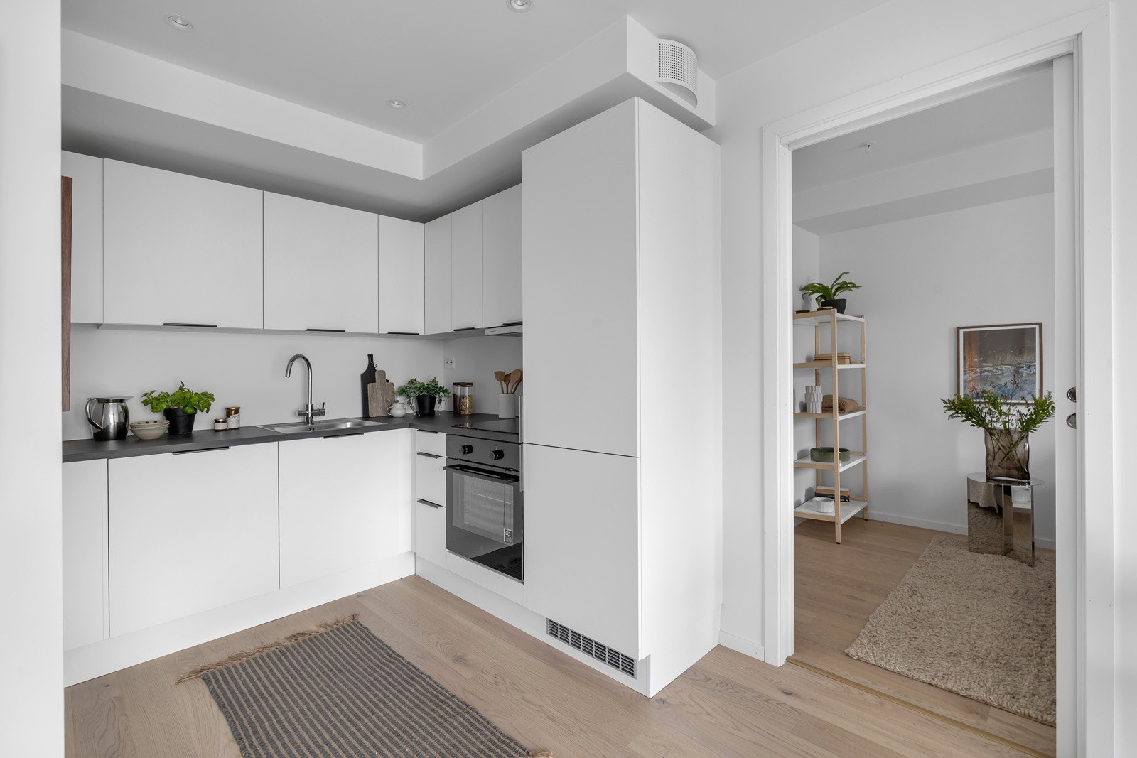 Leiligheten byr på 2 soverom. Det største soverommet ligger bak kjøkkenet Galleribilde