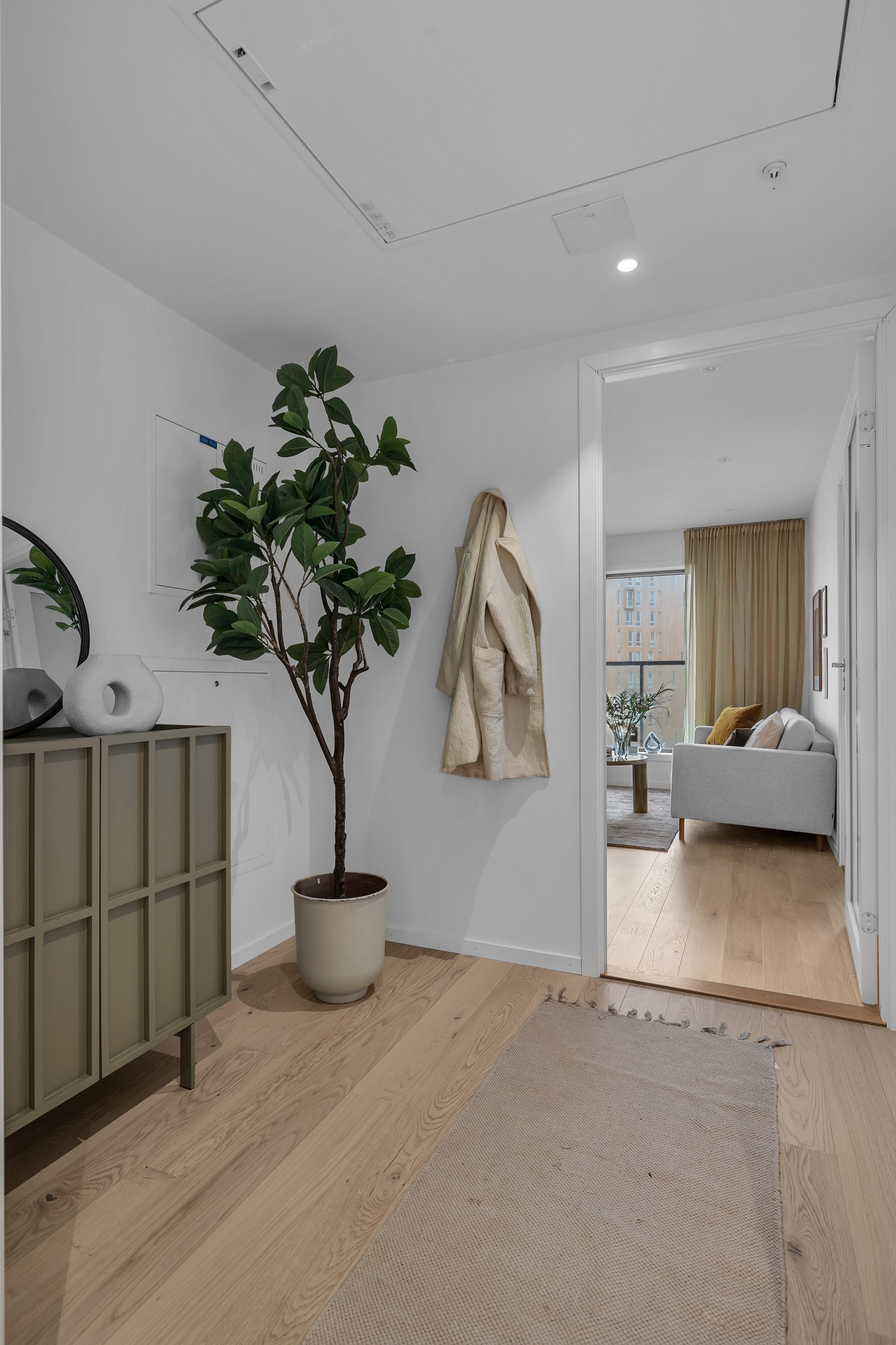 Her finner du god plass til å henge av deg og sette sko. Fra inngangspartiet ledes du til badet og videre inn i leiligheten Galleribilde