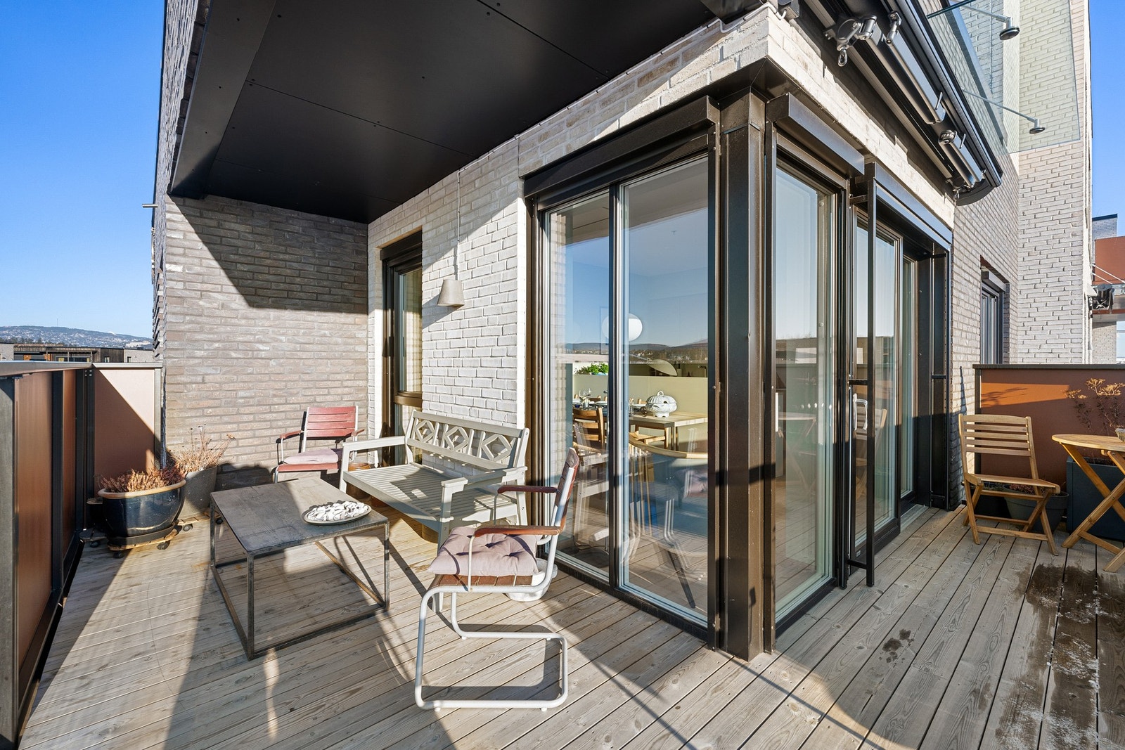 Boligen ligger i 5. etasje og har en flott balkong med gode sol- og utsiktsforhold Galleribilde