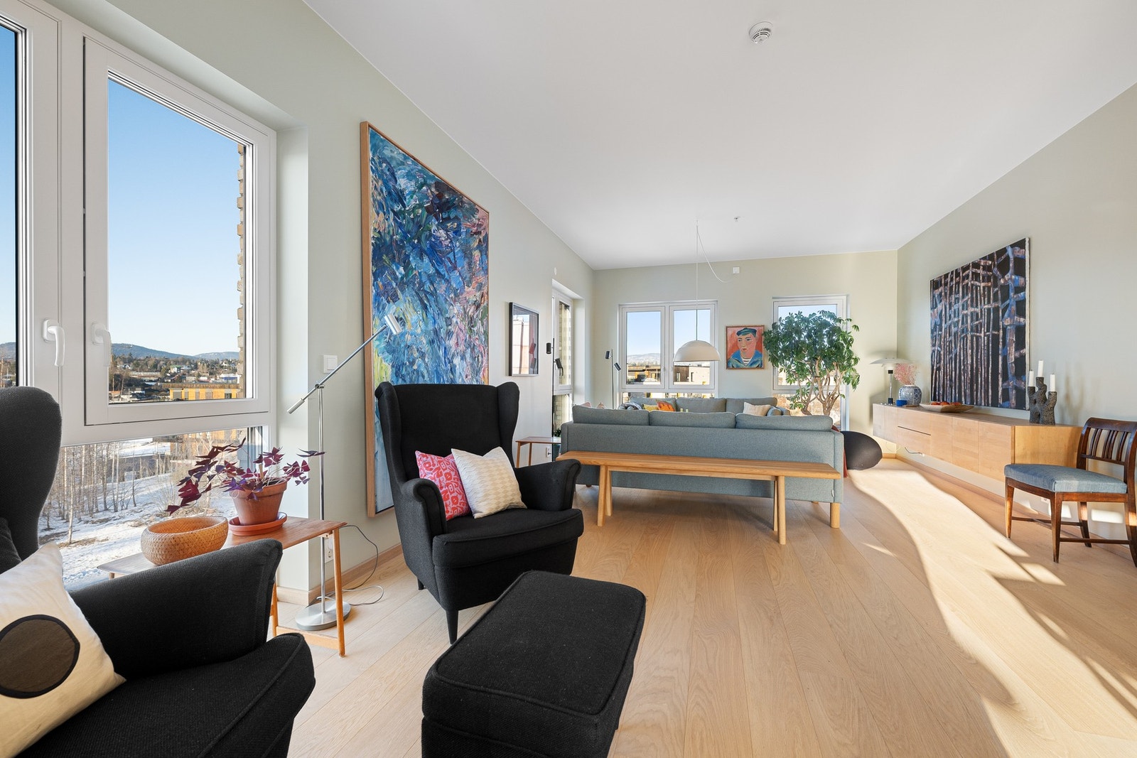 Meget romslig stuedel med god plass til flere sittegrupper Galleribilde