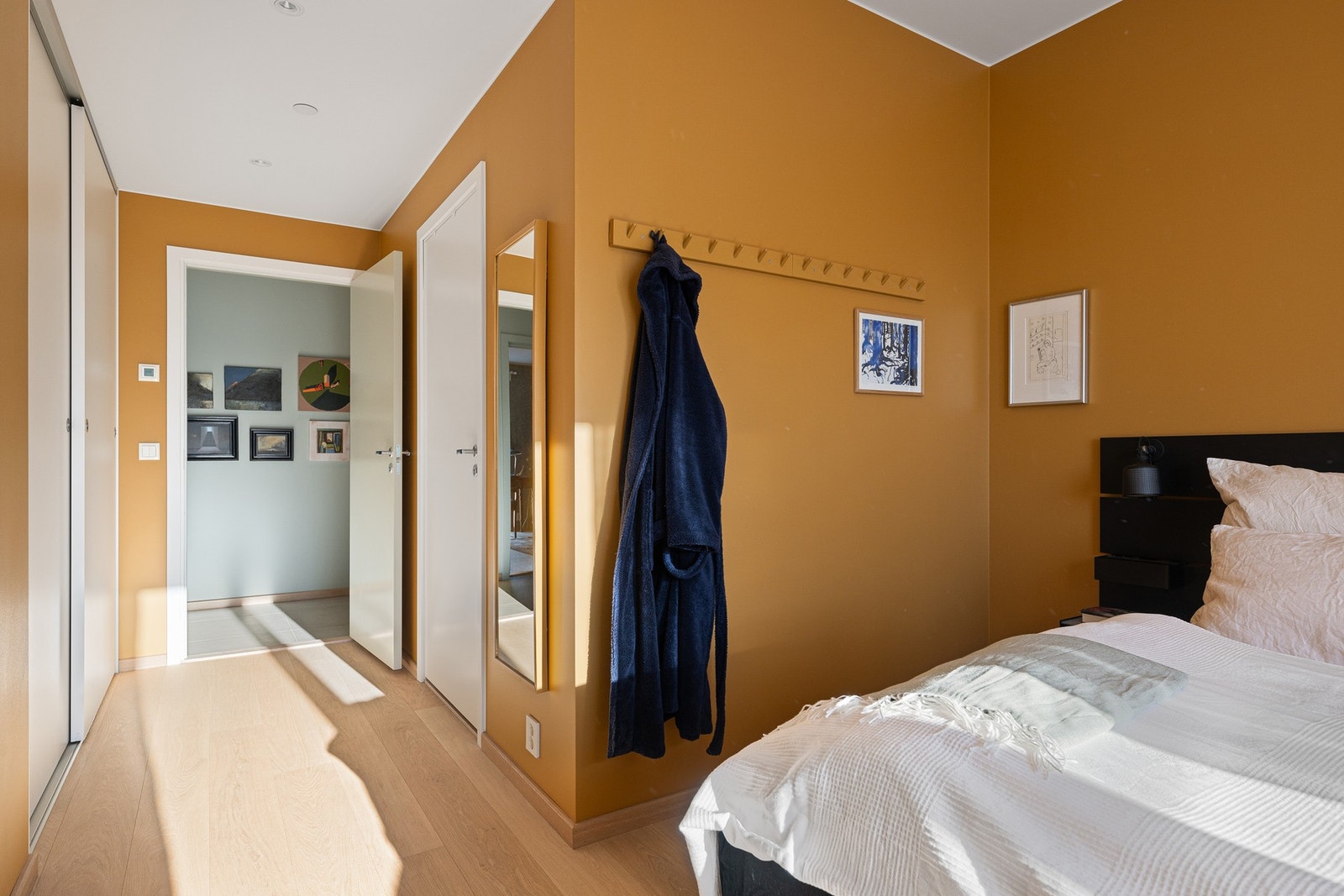 Hovedsoverommet har en stor skyvedørsgarderobe Galleribilde