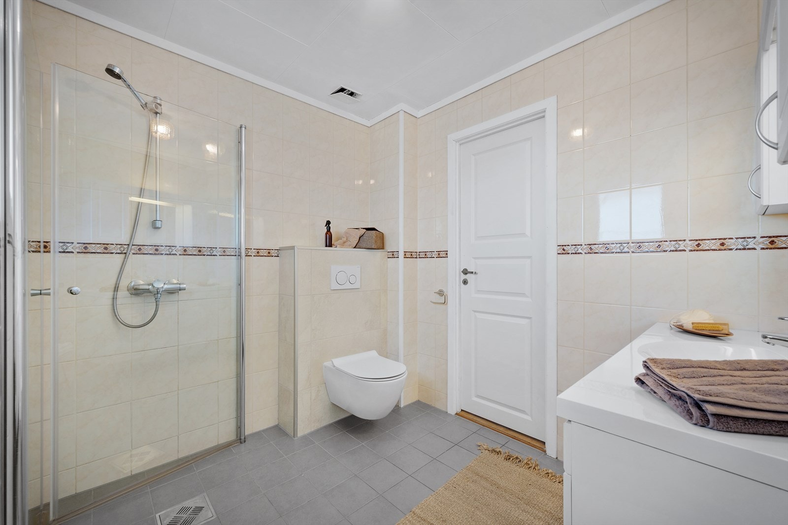 - Helfliset med varmekabler i gulv - Galleribilde