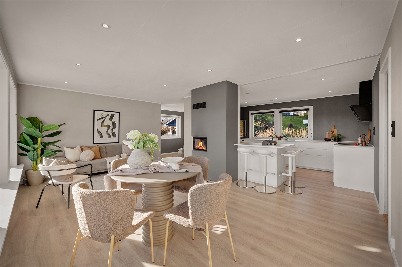 - Hovedetasjen inneholder stue, kjøkken, bad, to soverom, tv-stue og entré - Galleribilde