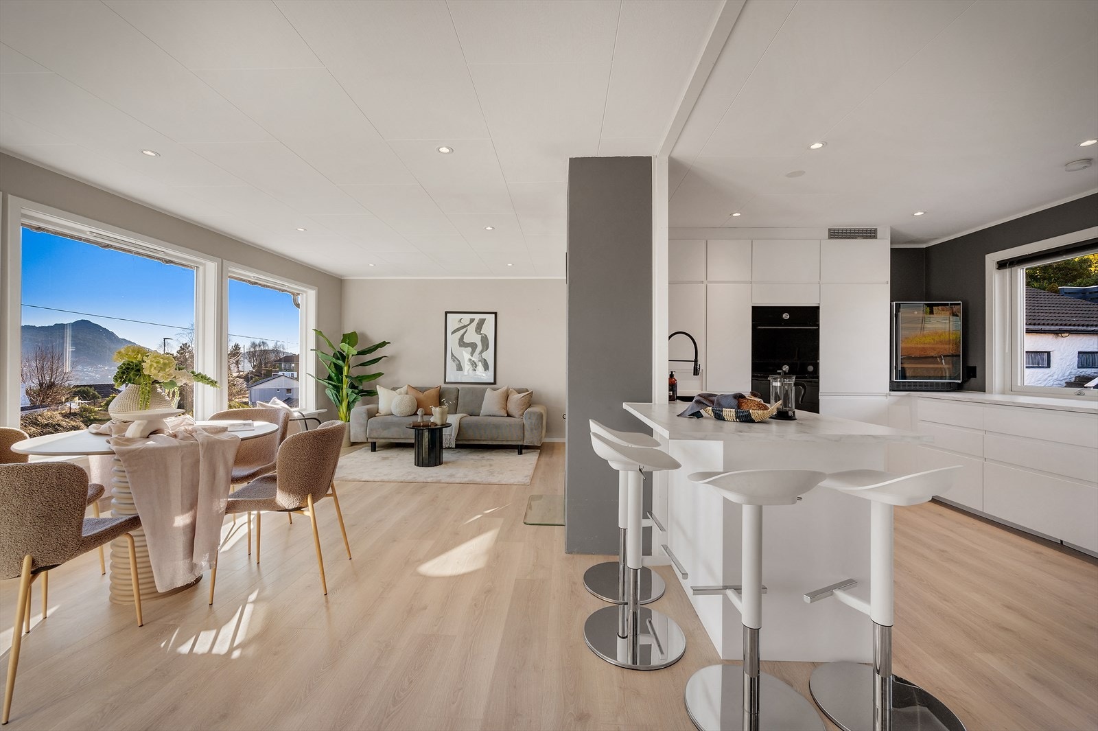 - Hovedetasjen inneholder stue, kjøkken, bad, to soverom, tv-stue og entré - Galleribilde