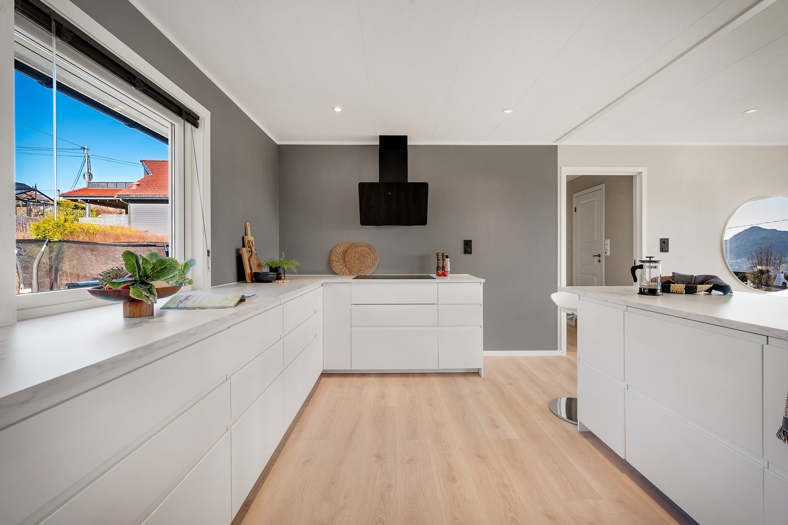 - Kjøkkenet er utstyrt med integrerte hvitevarer som bidrar til et sømløst uttrykk - Galleribilde