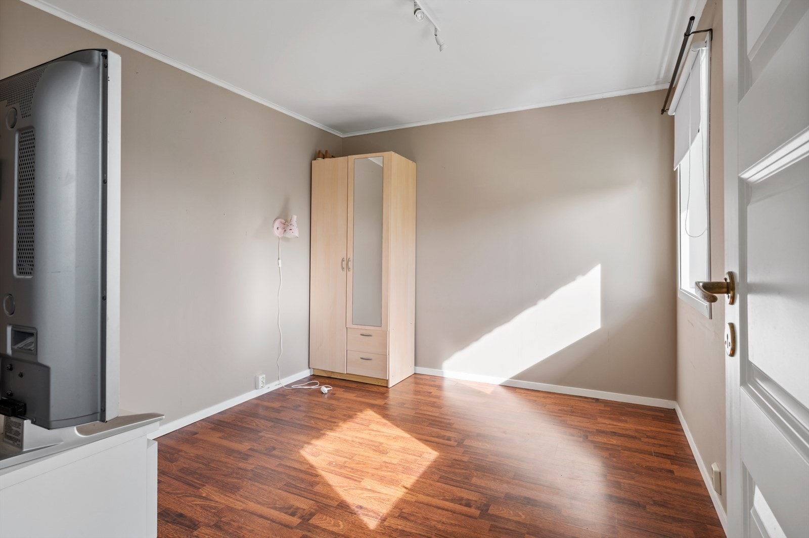 - Det godkjente soverommet i utleiedelen måler 10,2m² - Galleribilde