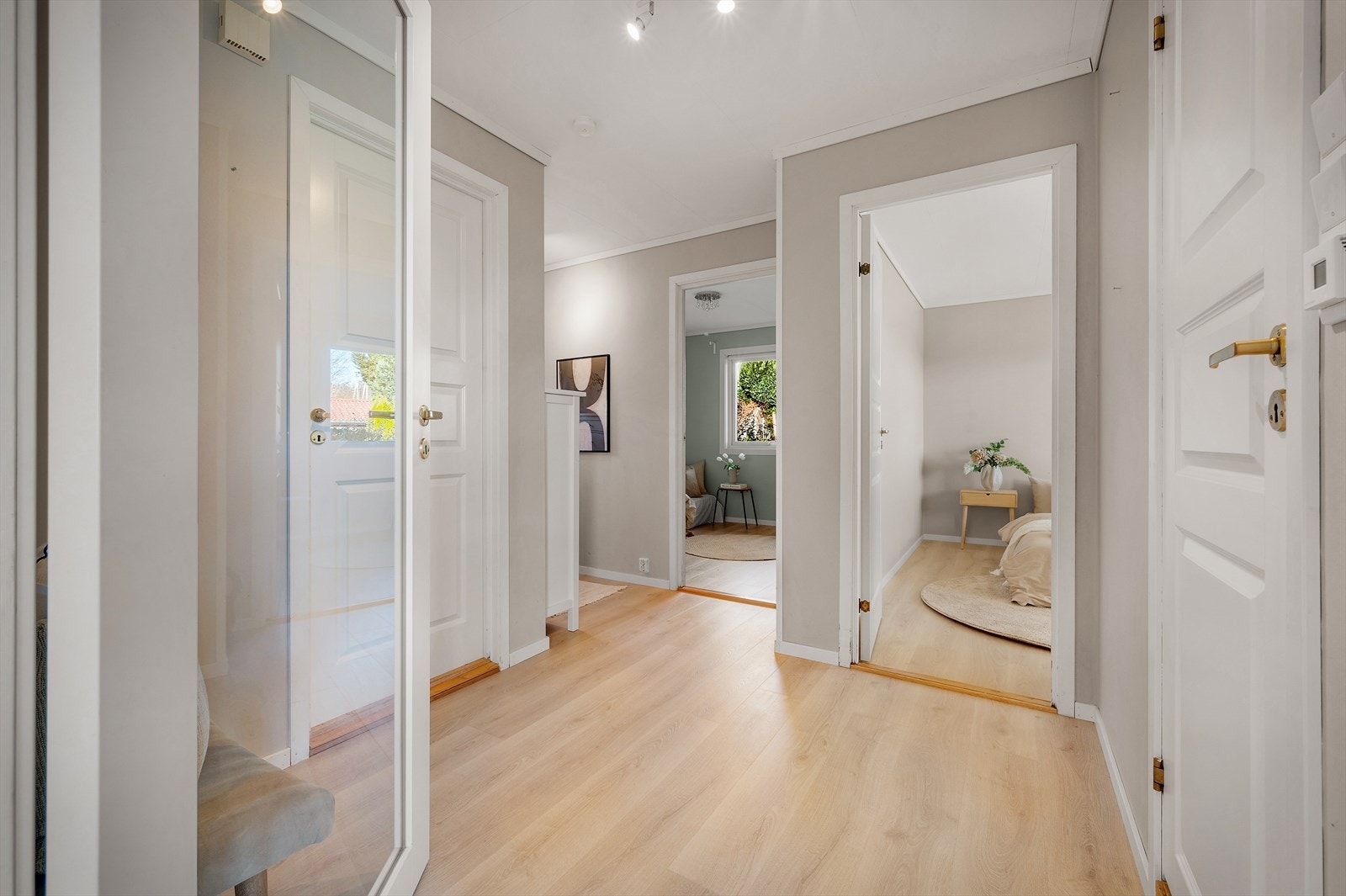 - Gjennomgående lik laminat på alle gulv i hoveddel bidrar til et flott helhetsinntrykk - Galleribilde