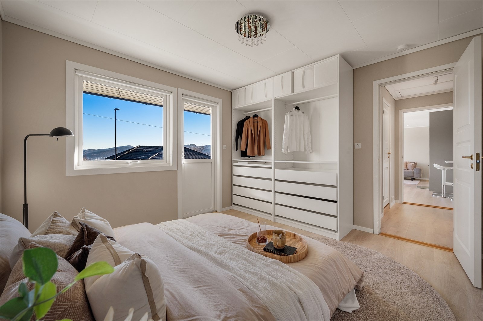 - Garderobeløsningen medfølger, til glede for ny eier! - Galleribilde