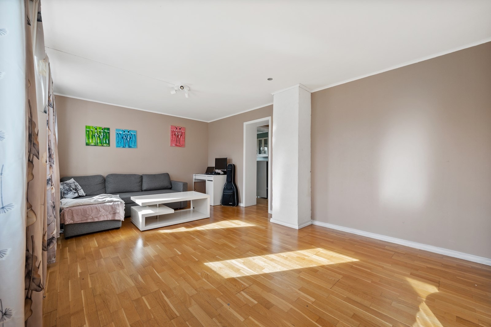 - Uteleiedelen er pt. utleid for kr. 13 000,- (eks. strøm). Utleiedel i egen bolig er svært gunstig og betjener store deler av ditt boliglån - Galleribilde