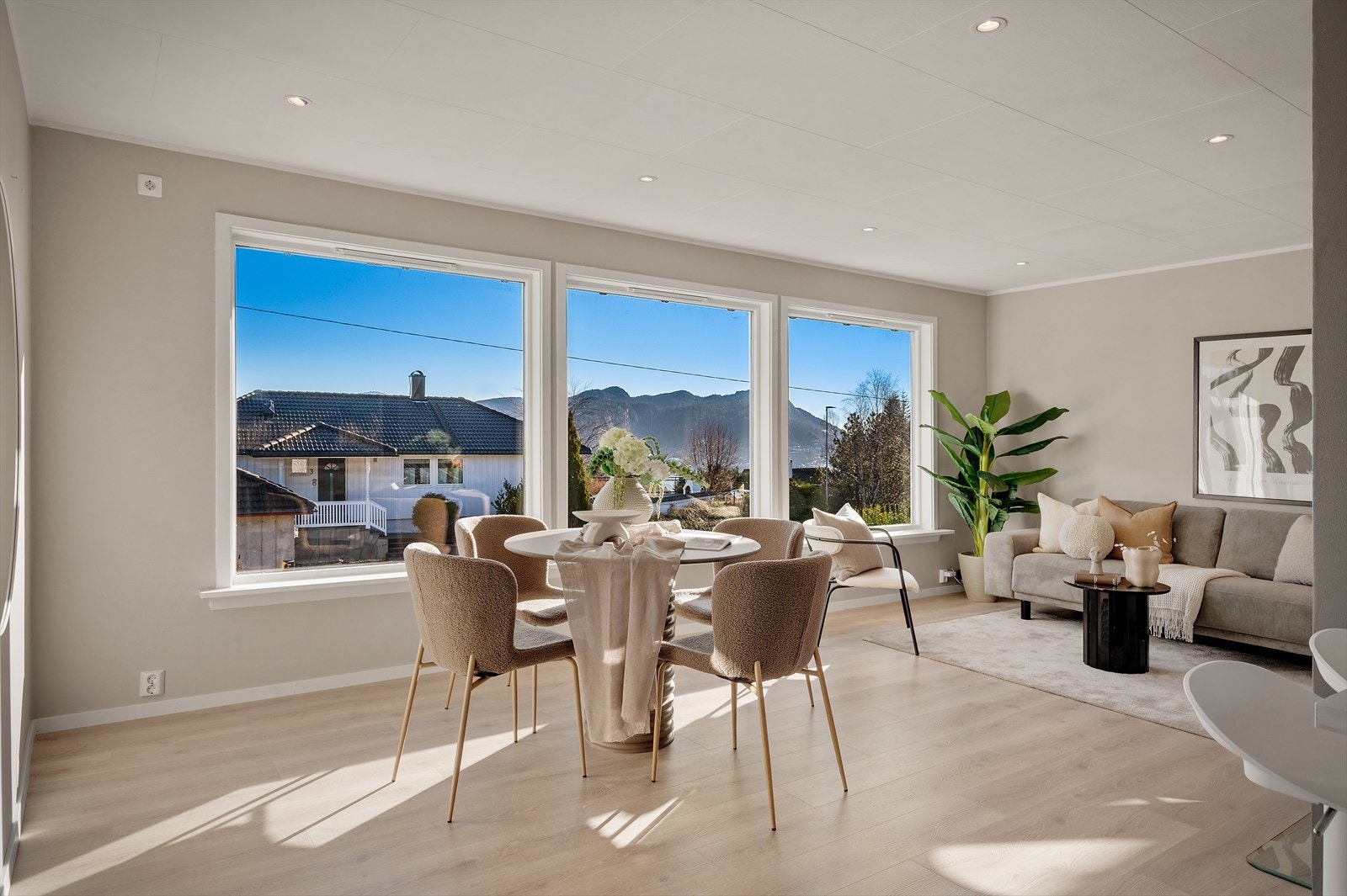 - Stuen har en særs funksjonell planløsning med flere soner: skjermet tv-krok og spisebord i naturlig tilknytning til kjøkkenet - Galleribilde