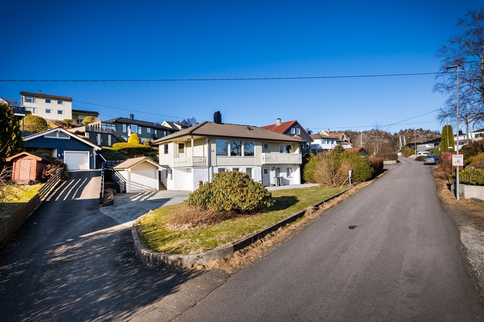 - Boligen har en separat utleiedel med egen inngang. Med trappefri adkomst til utleiedelen kan dette også være en fornuftig generasjonsbolig - Galleribilde