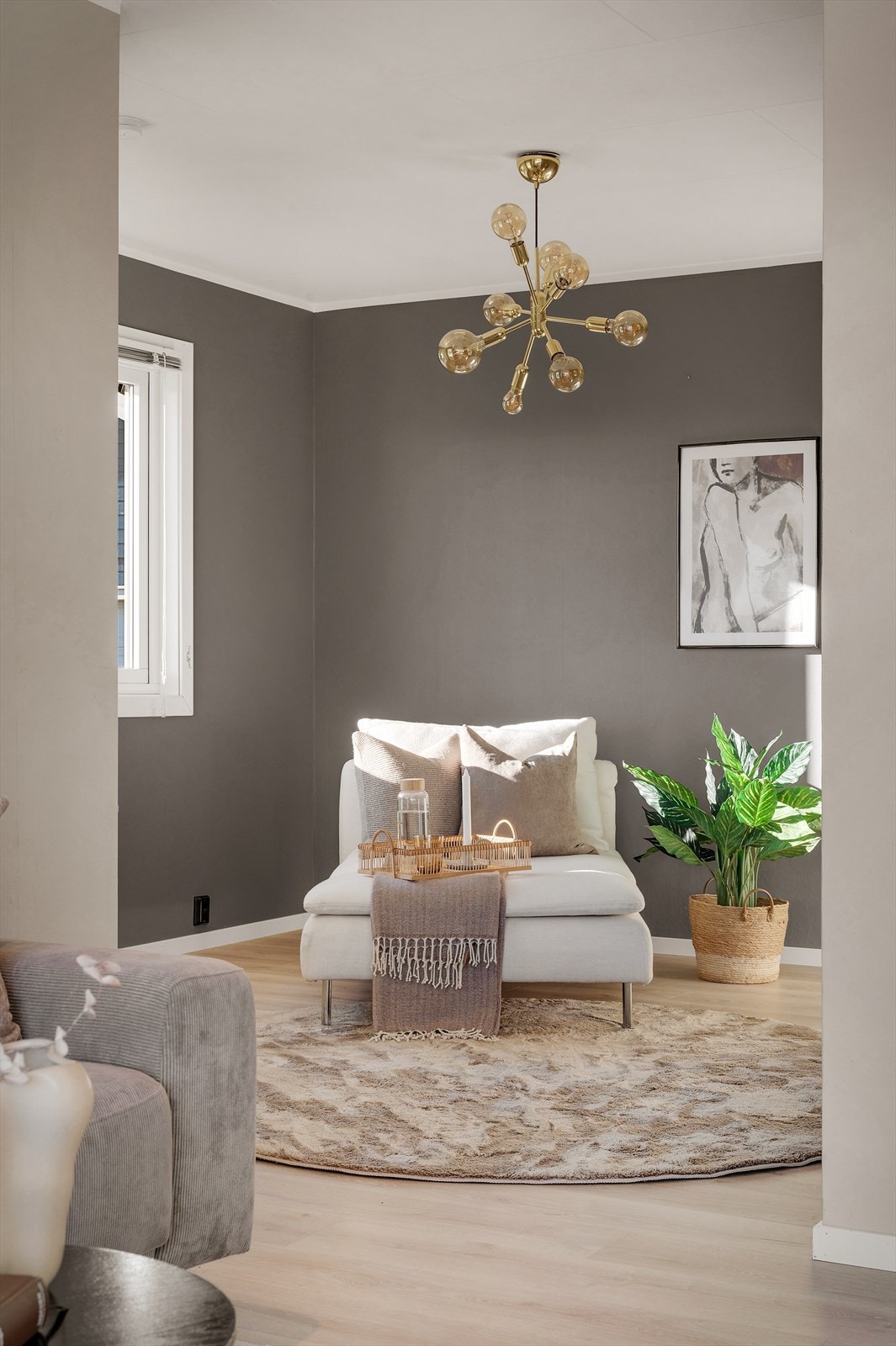 - Denne delen av stuen kan man dele av som et eget soverom, ved behov - Galleribilde