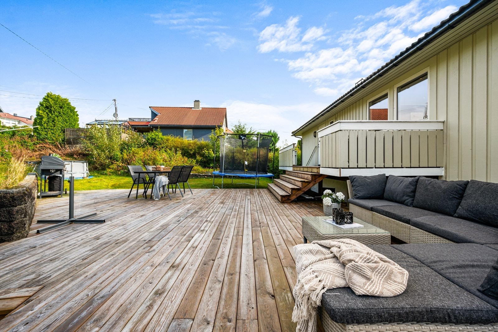 - Boligens hoveddel har skjermet inngangsparti fra utleiedel - Galleribilde