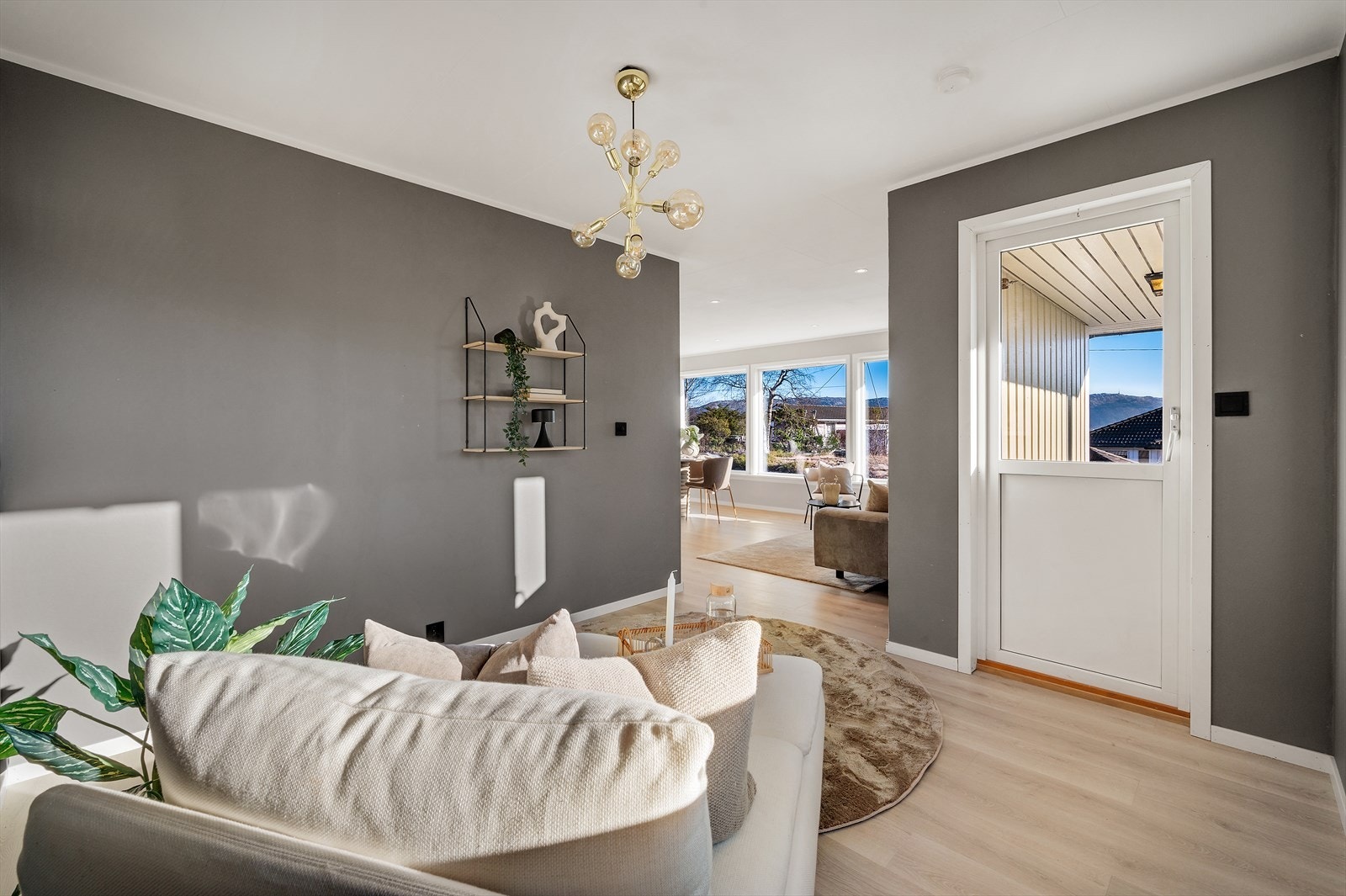 - Direkte utgang fra tv-krok til balkong - Galleribilde