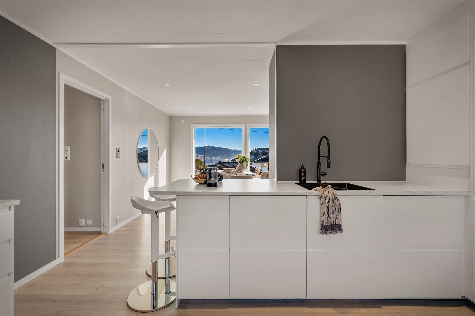 - Delvis åpen løsning mot stue. Sosialt og praktisk - Galleribilde