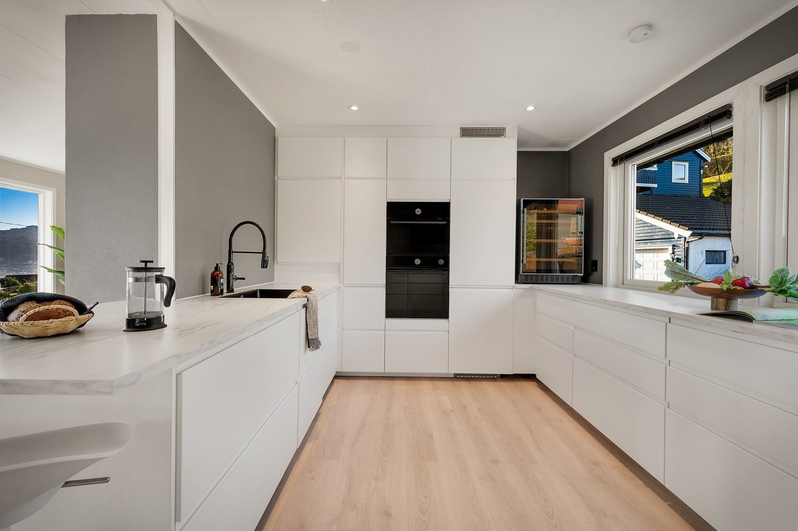 - Et lekkert og tidløst kjøkken (2021) av god størrelse. Svært godt utnyttet med rikelig skap- og benkeplass - Galleribilde