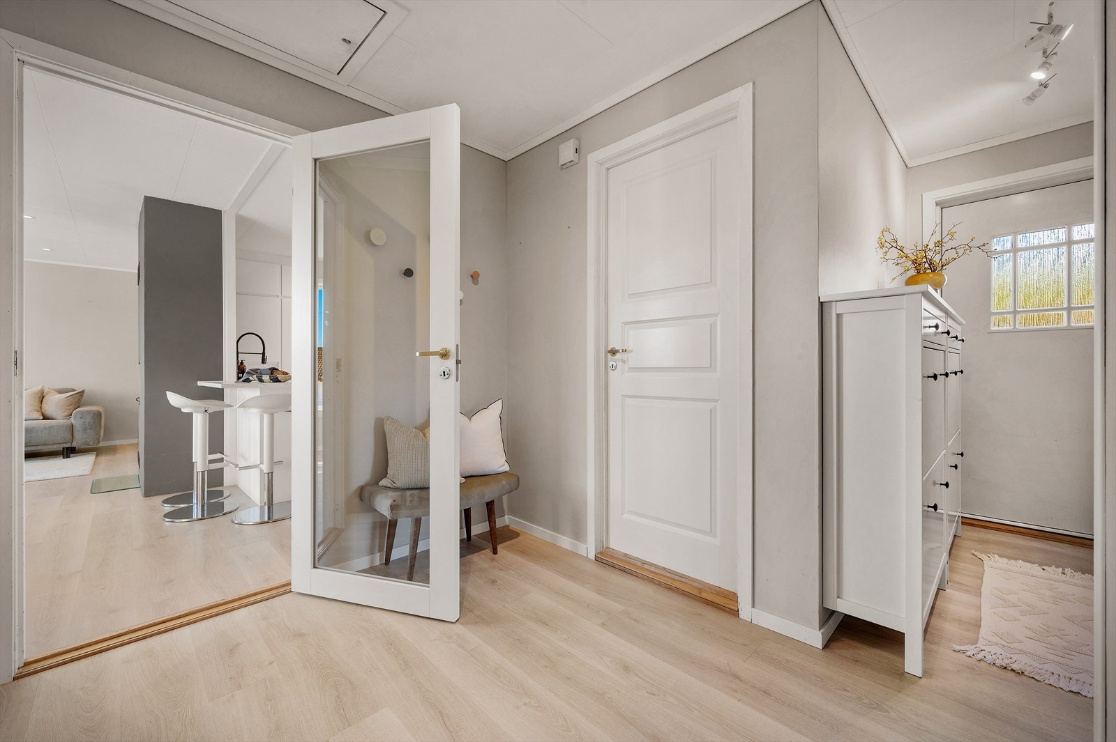 - Romslig entré på 8,2m². Fastmonterte skoskap medfølger i handelen - Galleribilde