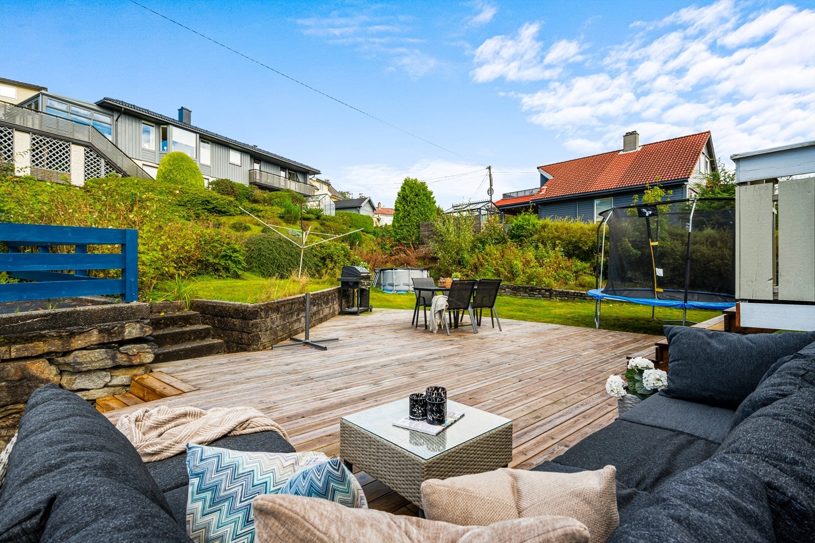 - Flott hage med bærbusker og fantastisk terrasse med optimale solforhold - Galleribilde