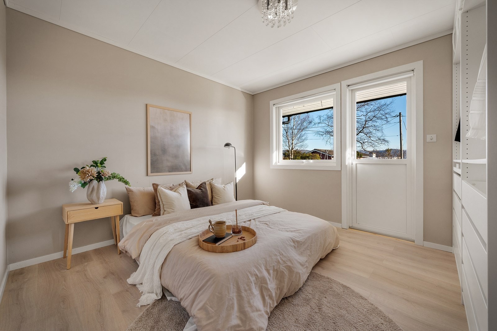 - Boligens hovedsoverom måler 11,2m² og er innredet med flott garderobeløsning - Galleribilde