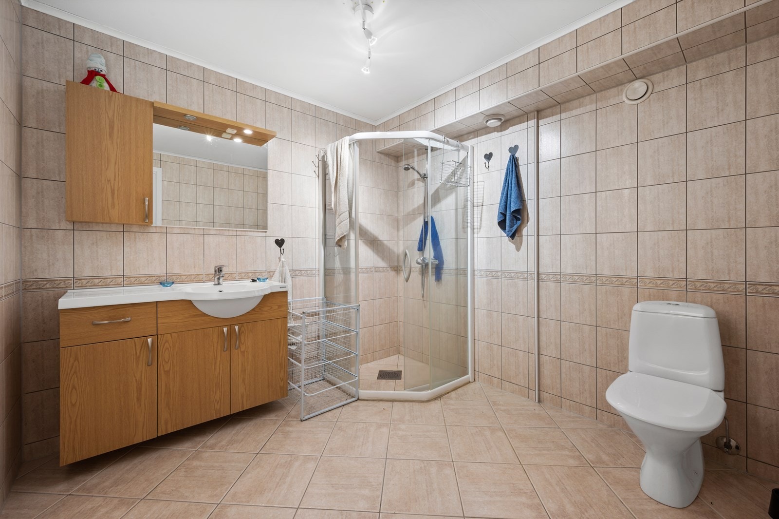 - Badet måler 6,8 m². Det er også gulvvarme i hele kjelleren - Galleribilde