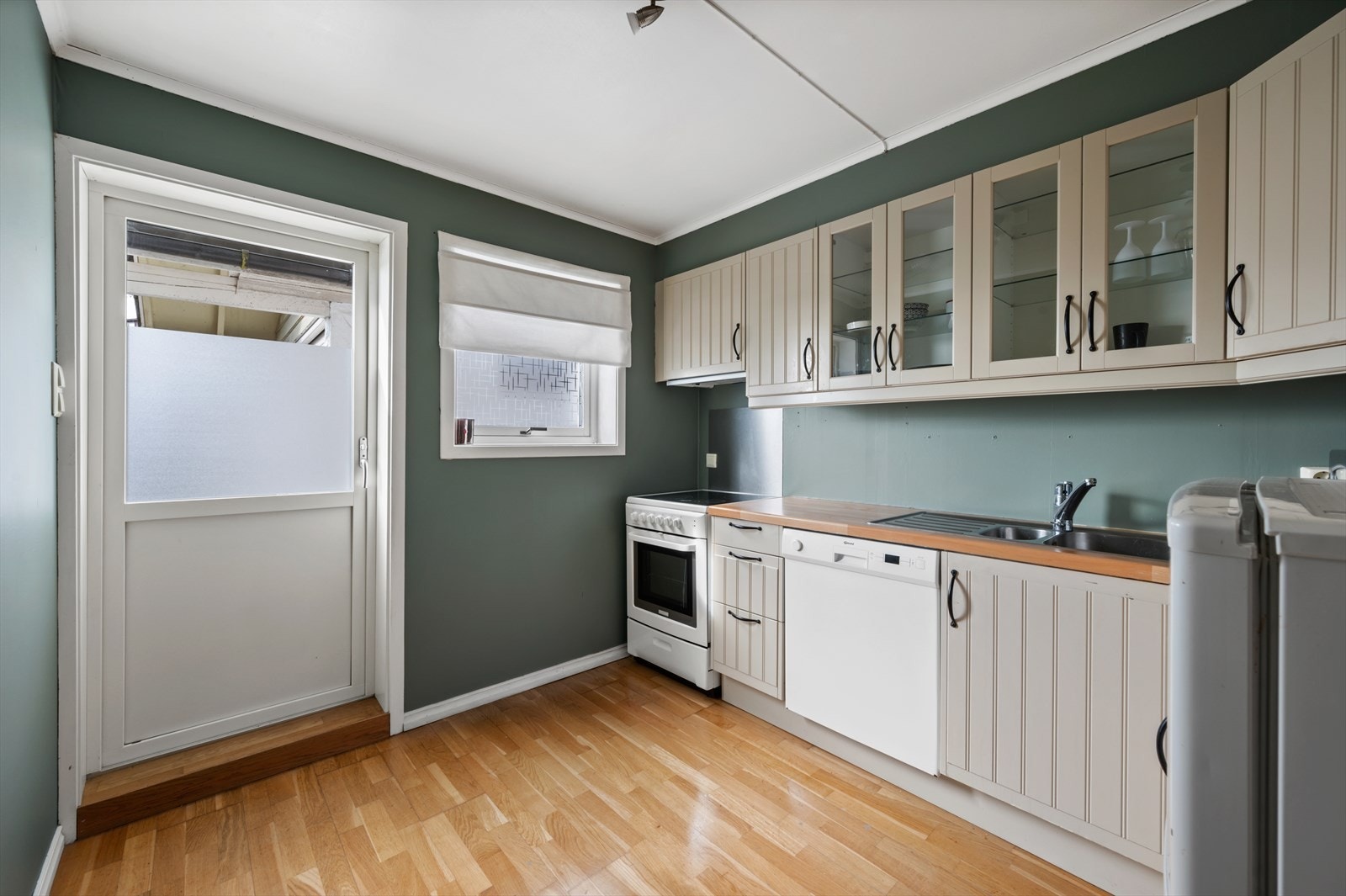 - Utleiedelen inneholder entré, soverom, kontor, bad, stue, vaskerom og kjøkken - Galleribilde