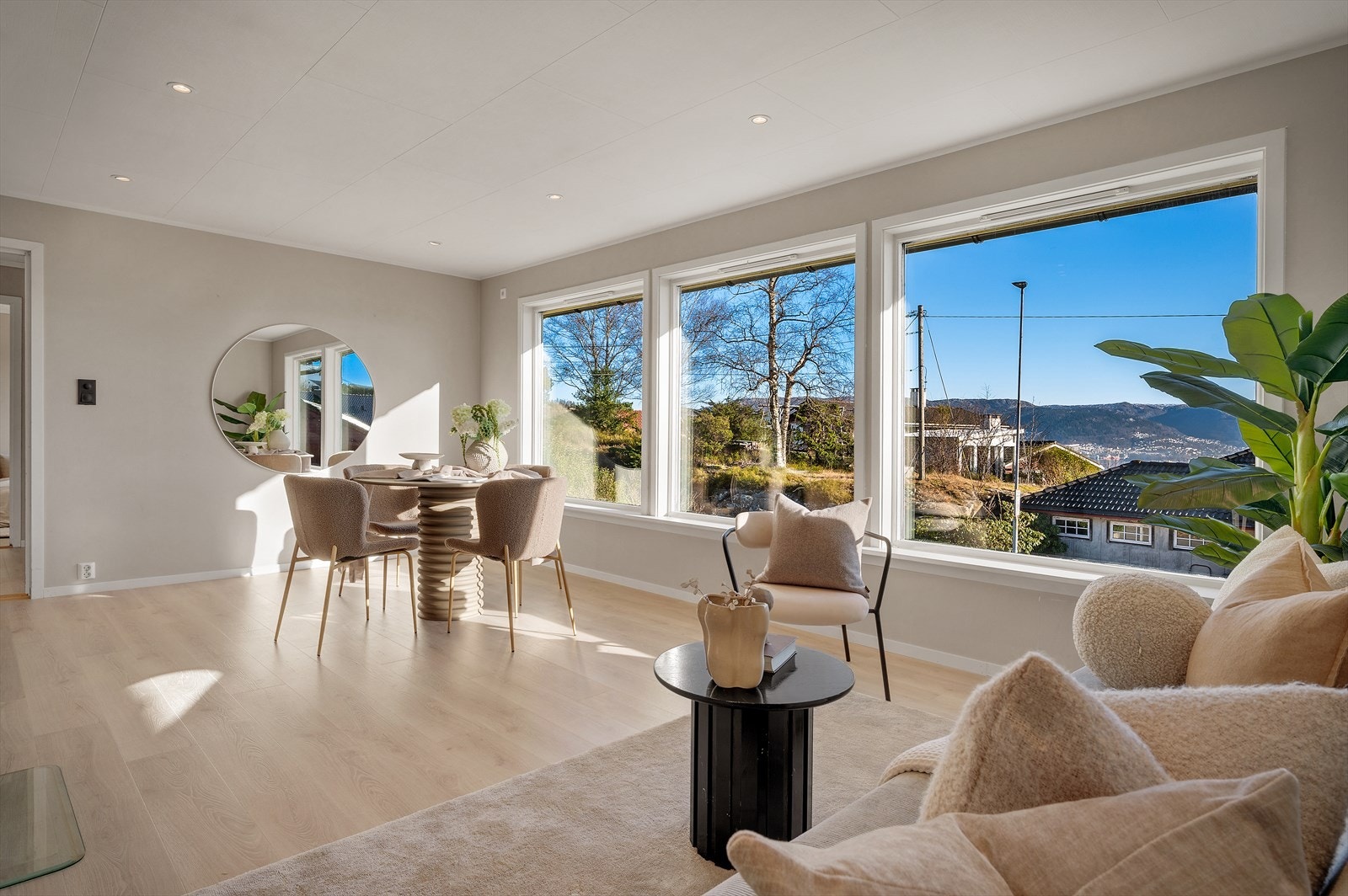 - Boligen har en fin planløsning. Hoveddel over ett og samme plan med separat utleiedel i underetasjen. - Galleribilde