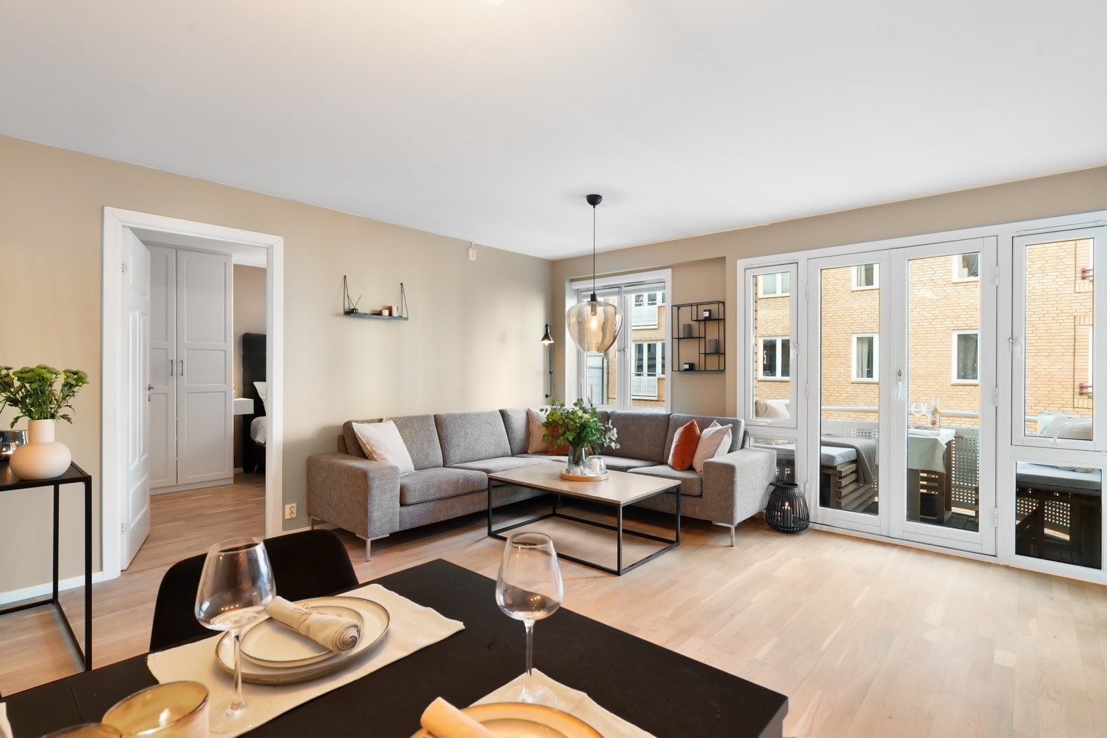 Gulvet er lagt med parkett og leiligheten varmes opp med radiatorer tilkoblet fjernvarme. Galleribilde