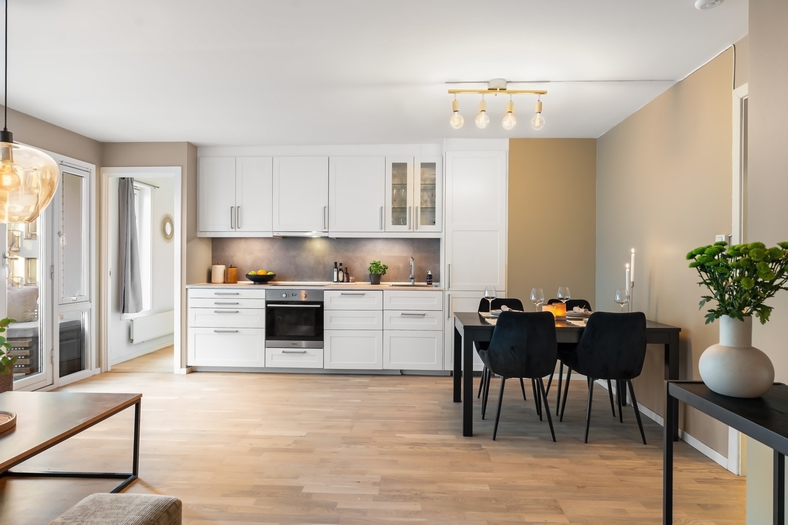 Tidløs kjøkkeninnredning fra 2016 med integrerte hvitevarer og nylakkert benkeplate. Galleribilde