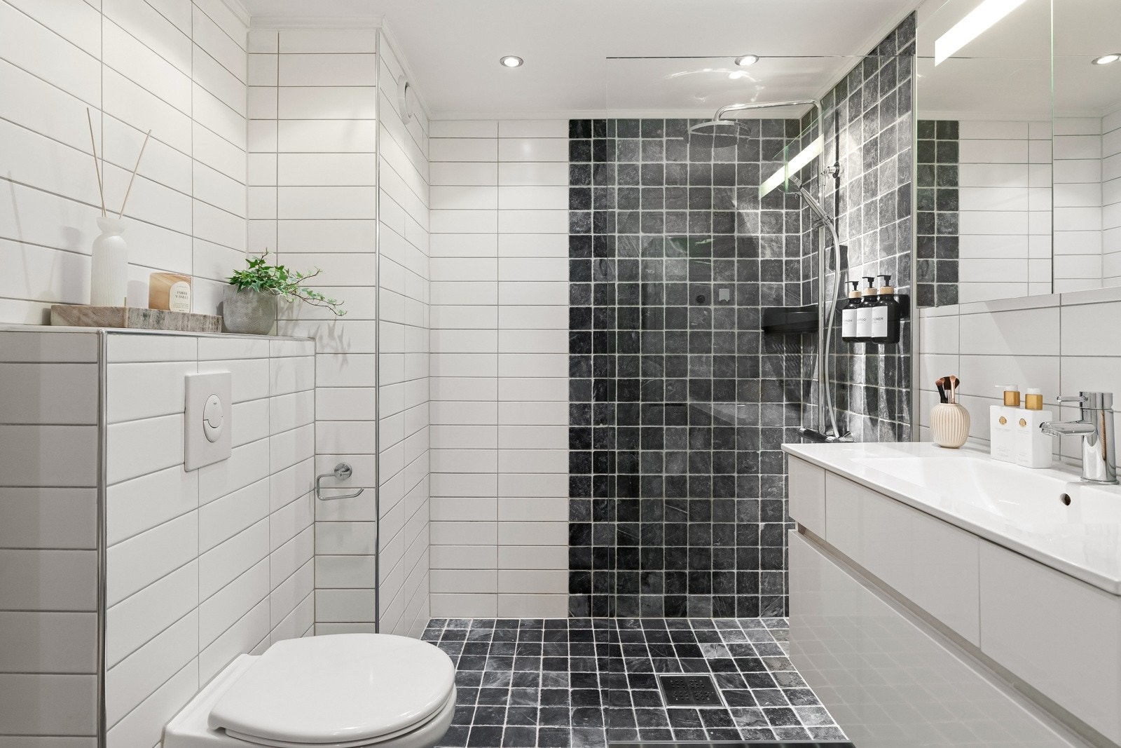 Et romslig bad med varme i gulvet og flislagte overflater. Galleribilde