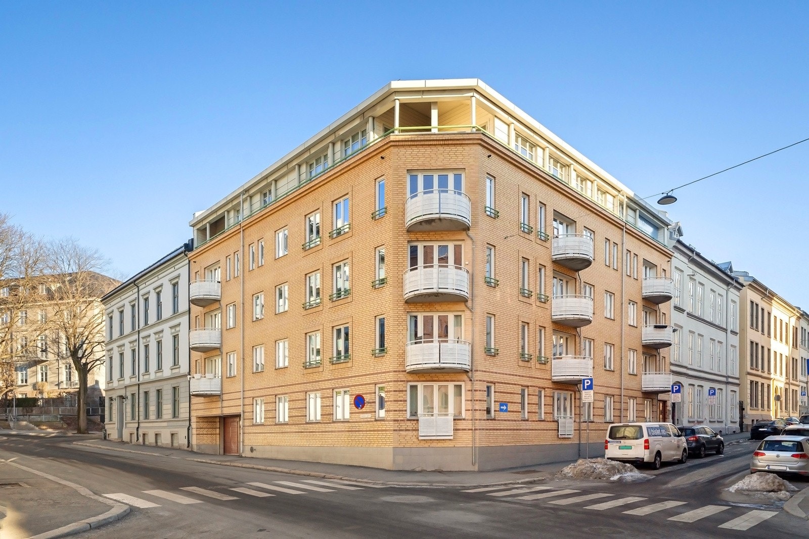 Her bor du sentralt og behagelig, i nærheten av flotte park- og grøntområder, et pulserende byliv, alt av butikker og et rikt kollektivtilbud. Galleribilde