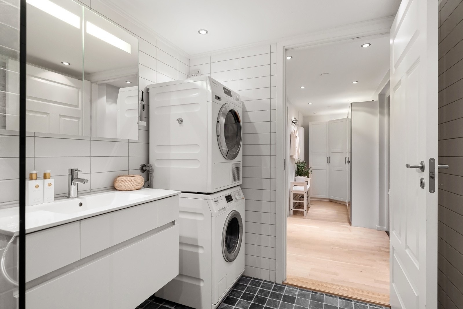 Meget god lagringsplass i stort servantskap og speilskap. Galleribilde