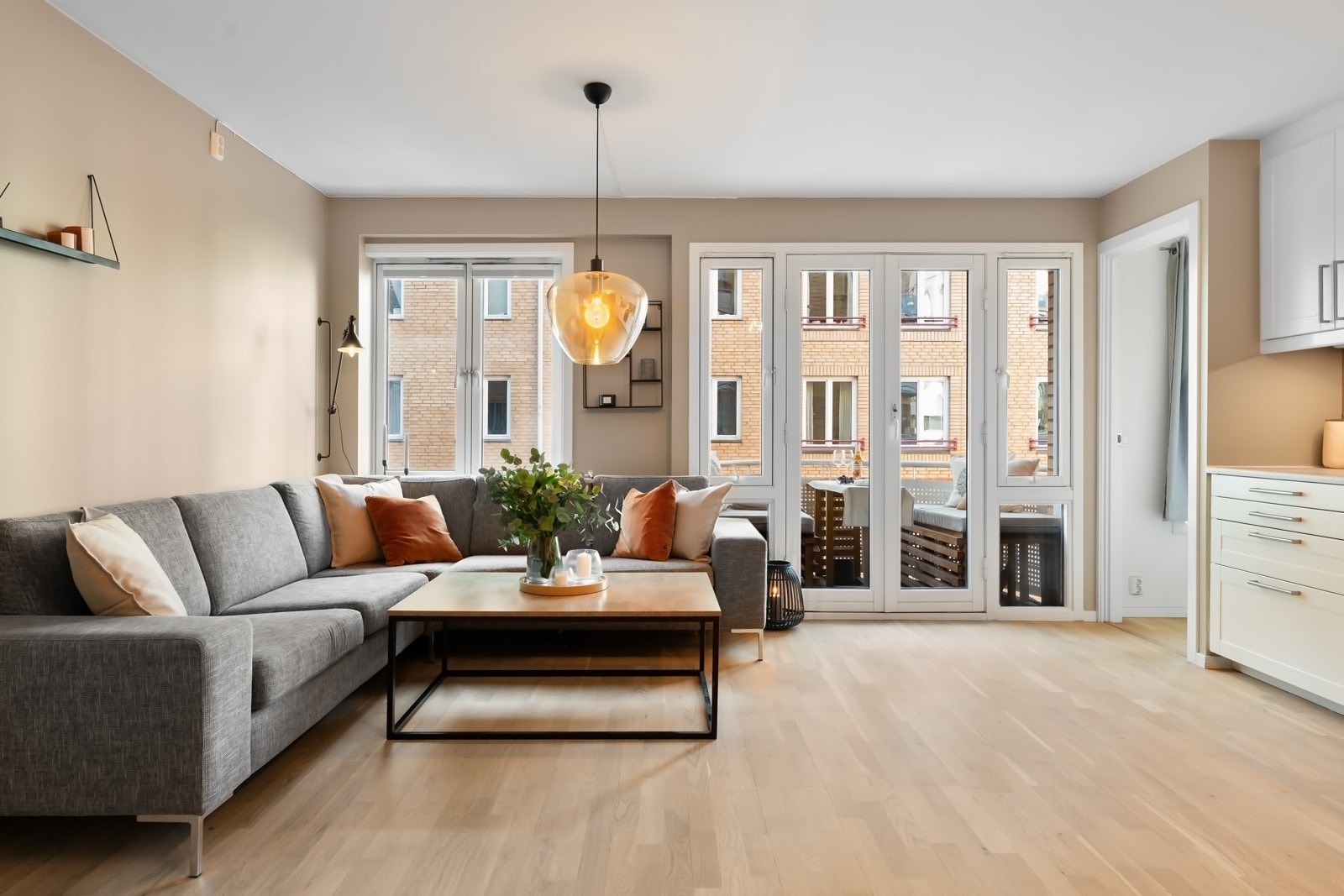 Takhøye vinduer sørger for godt med naturlig lys til allrommet. Galleribilde