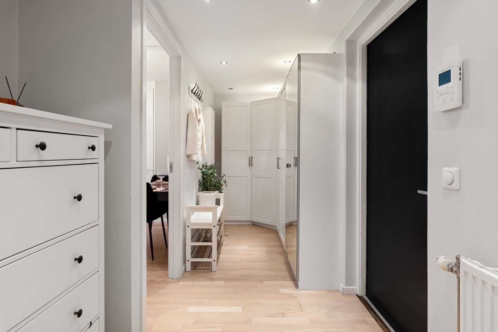 Bak inngangsdøren er en praktisk entré med god plass til yttertøy og sko. Enkelt å slippe inn gjester via dørcalling. Galleribilde