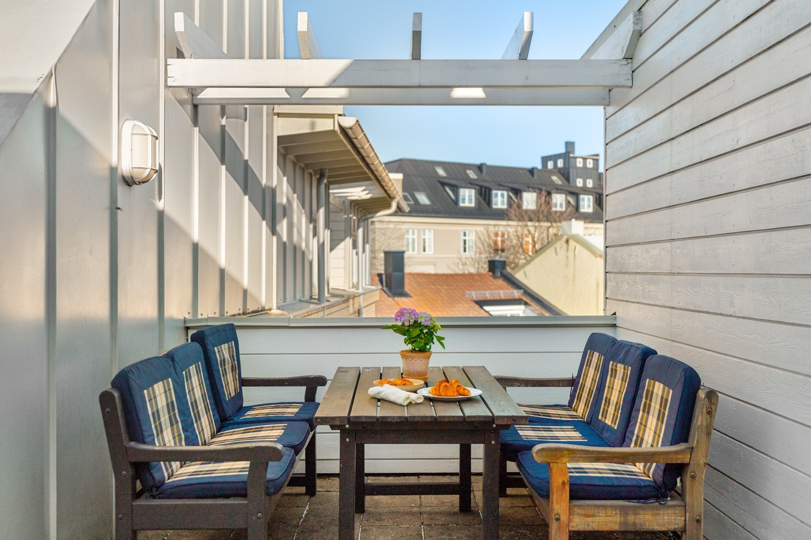 Samle familie og venner og rund av en nydelig sommerdag under åpen himmel. Galleribilde