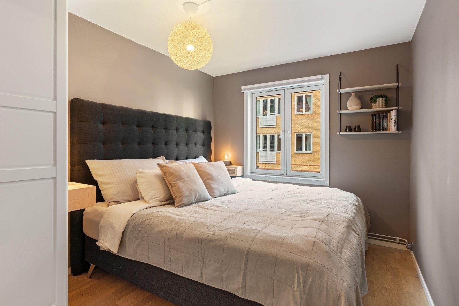 Hovedsoverom med plass til stor dobbeltseng (210x210) og tilhørende nattbord. Galleribilde