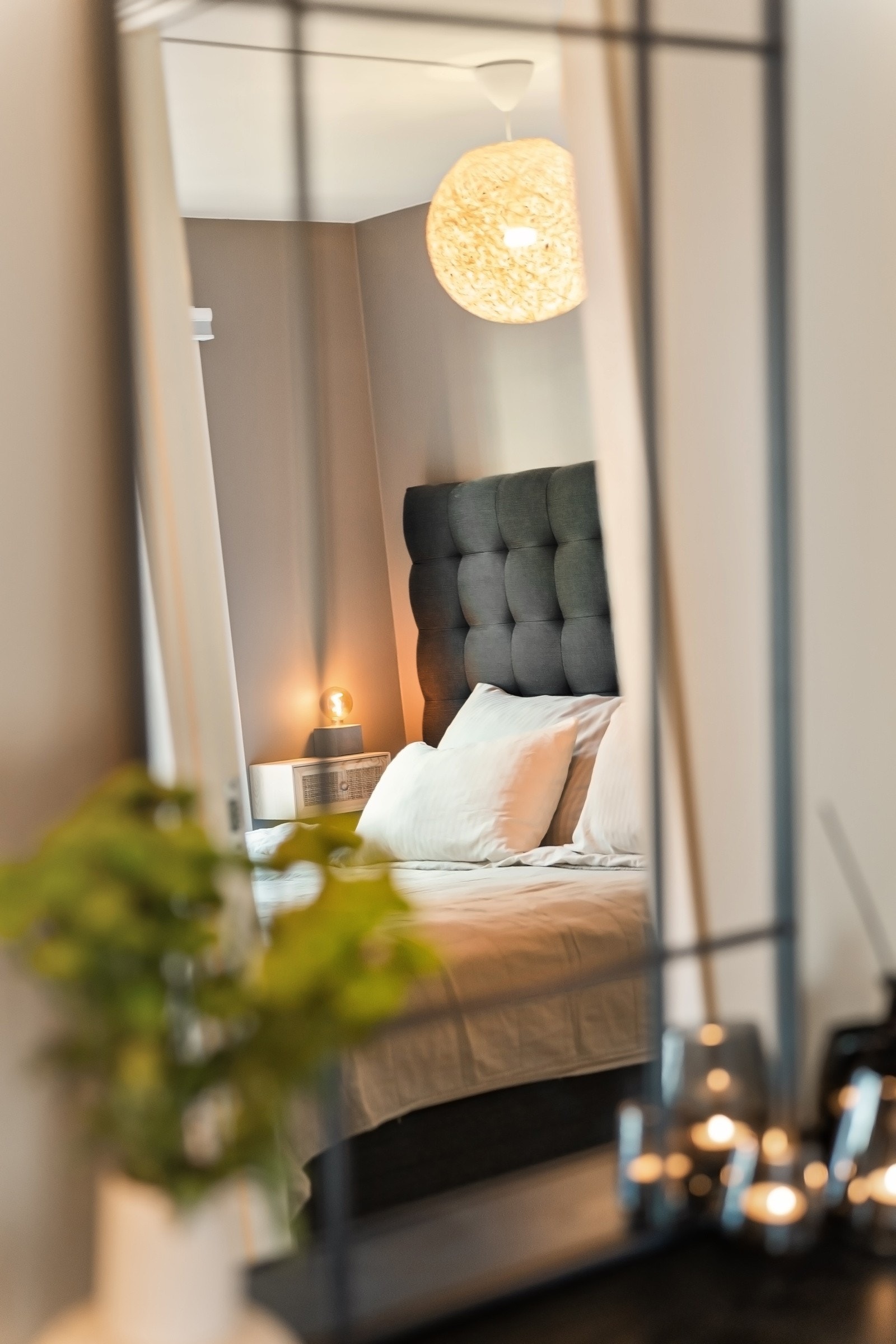 Et lunt soverom malt i en behagelig fargepalett. Galleribilde