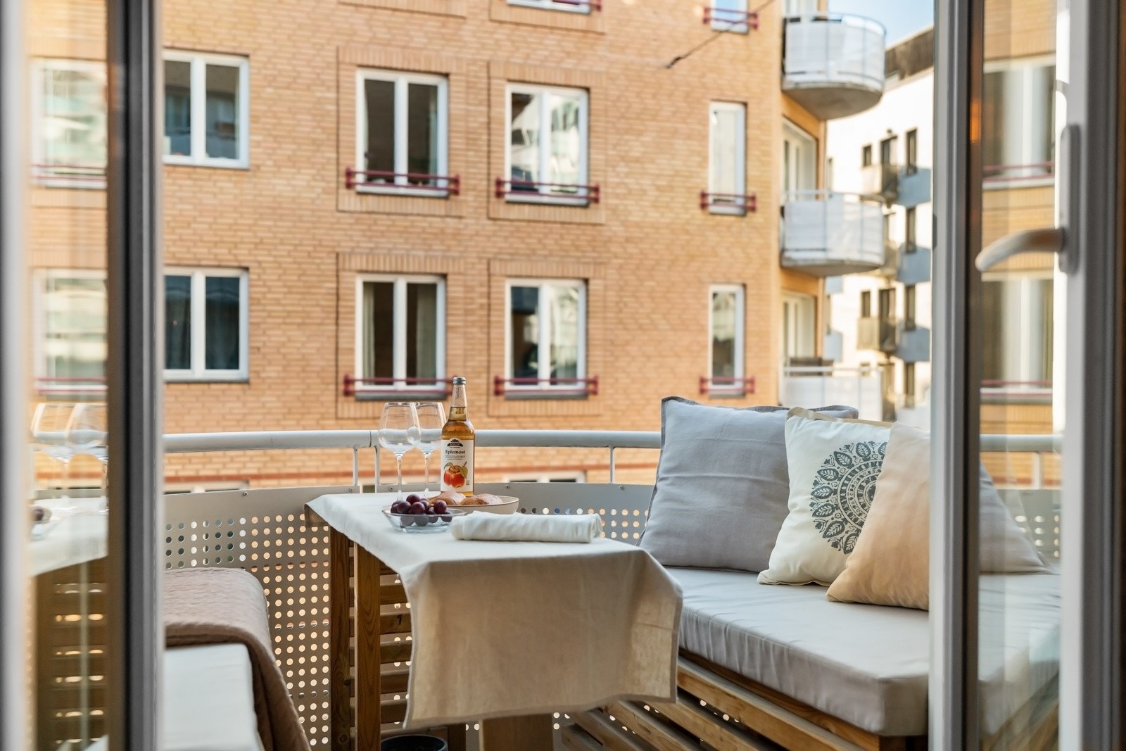 Sydvendt balkong! Det er mer enn nok plass til å invitere en venn eller fem for et glass vin i varmen. Galleribilde