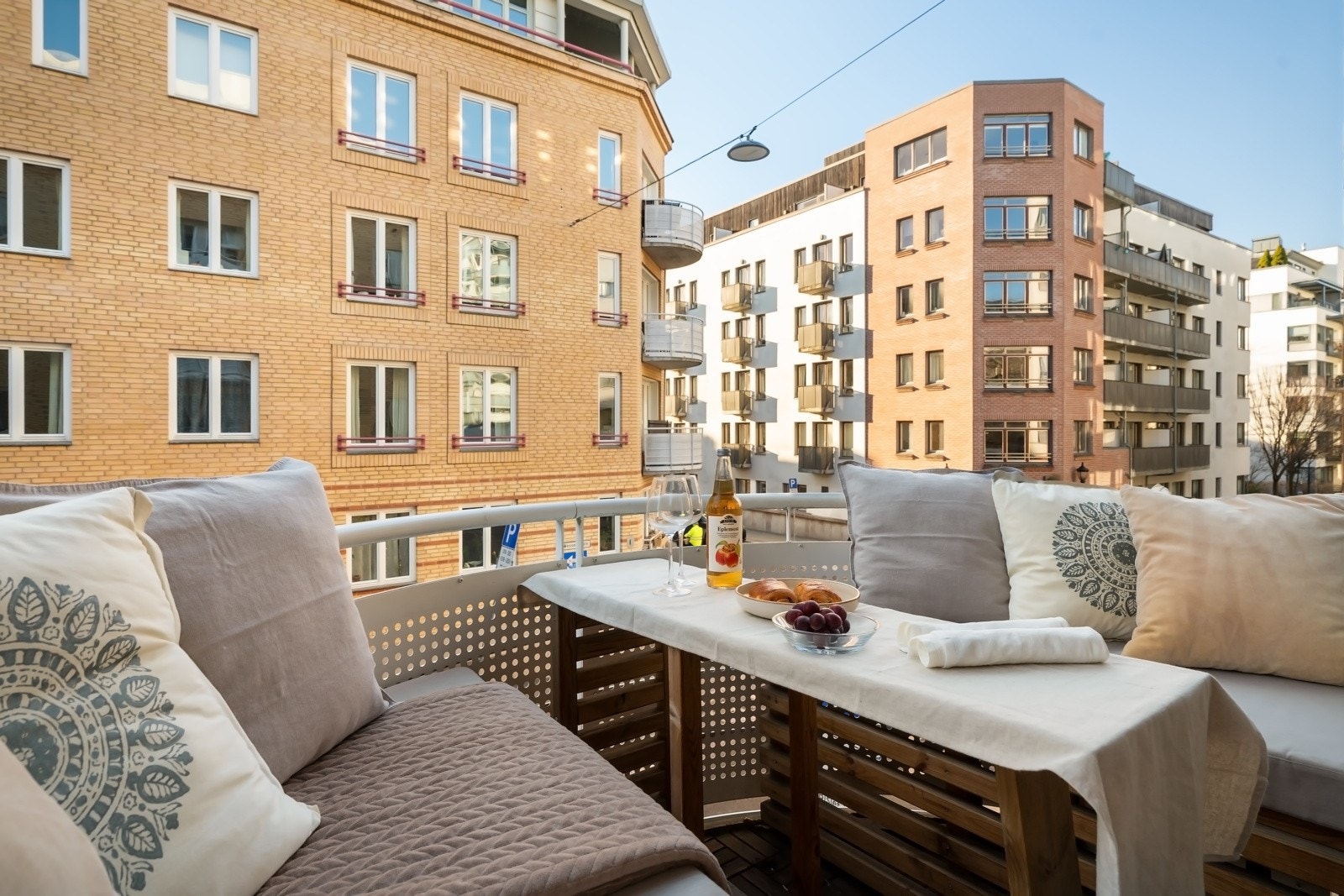 Balkong på 3 kvm med svært gode solforhold og plassbygd sittegruppe som medfølger. Galleribilde