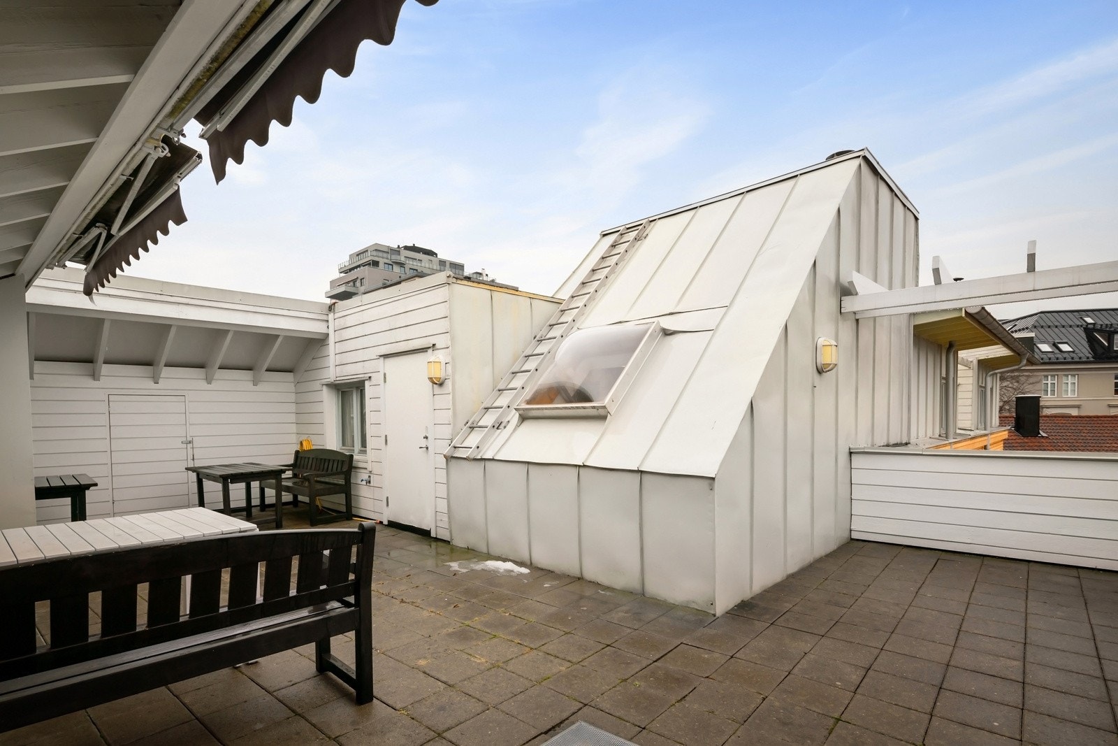 På taket er en felles takterrasse med flere sittegrupper. Galleribilde