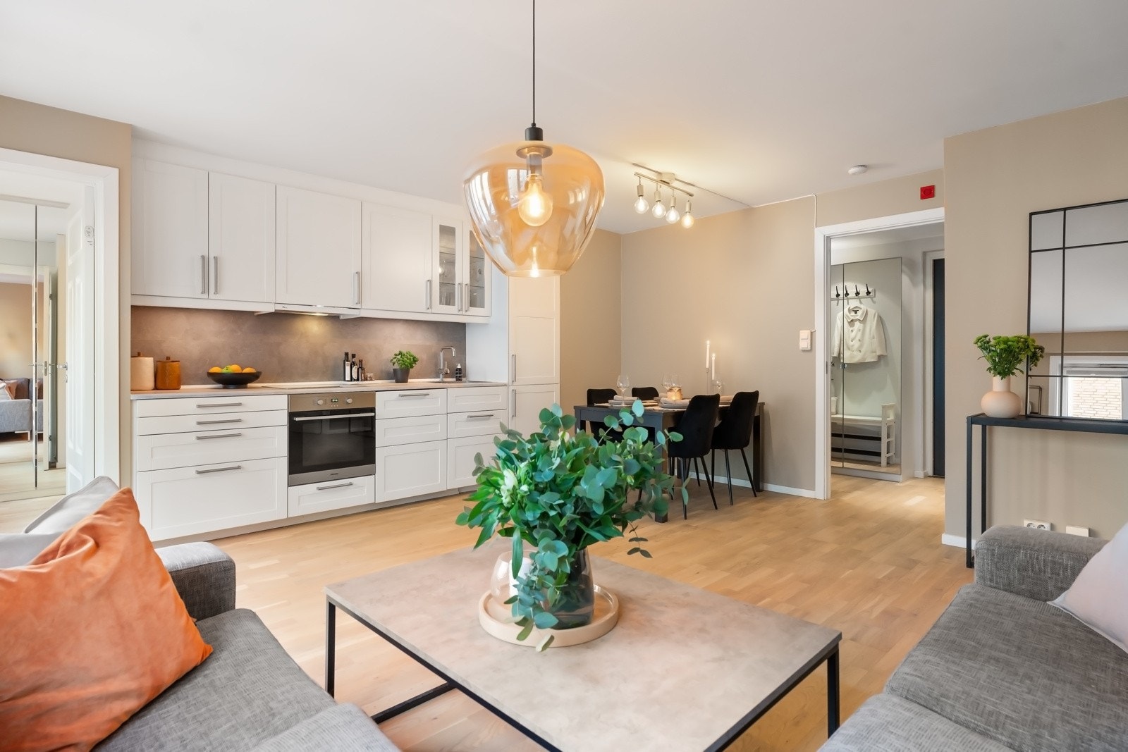 Planløsningen er godt utnyttet med stue og kjøkken i ett. Galleribilde